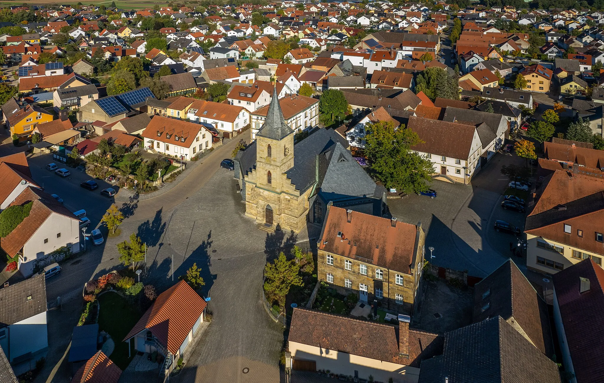 Photo showing: Catholic parish church of St. Peter and Paul in Kemmern, aerial view.
