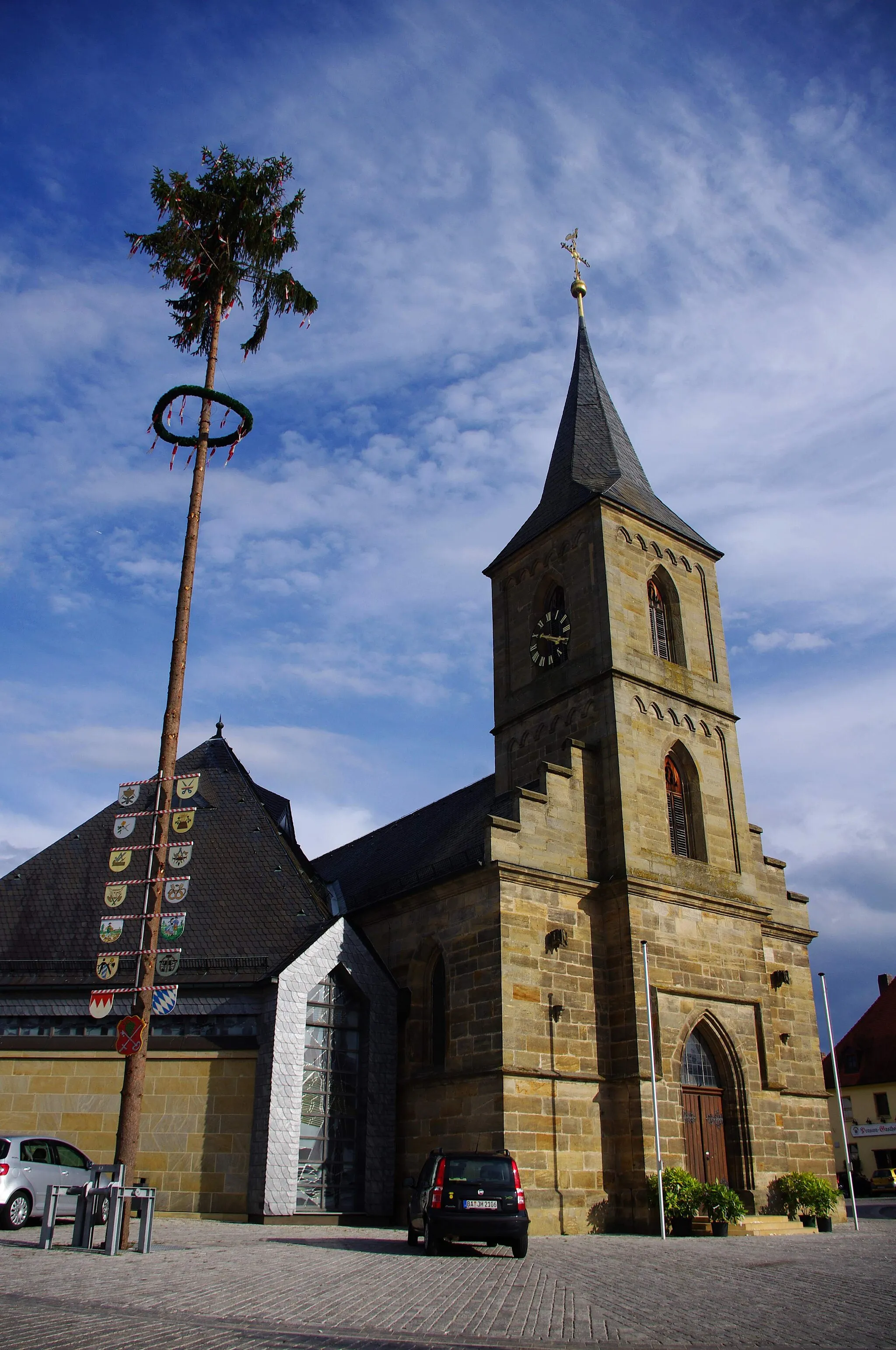 Photo showing: Kirche in der Mainstraße 1 in Kemmern mit Maibaum