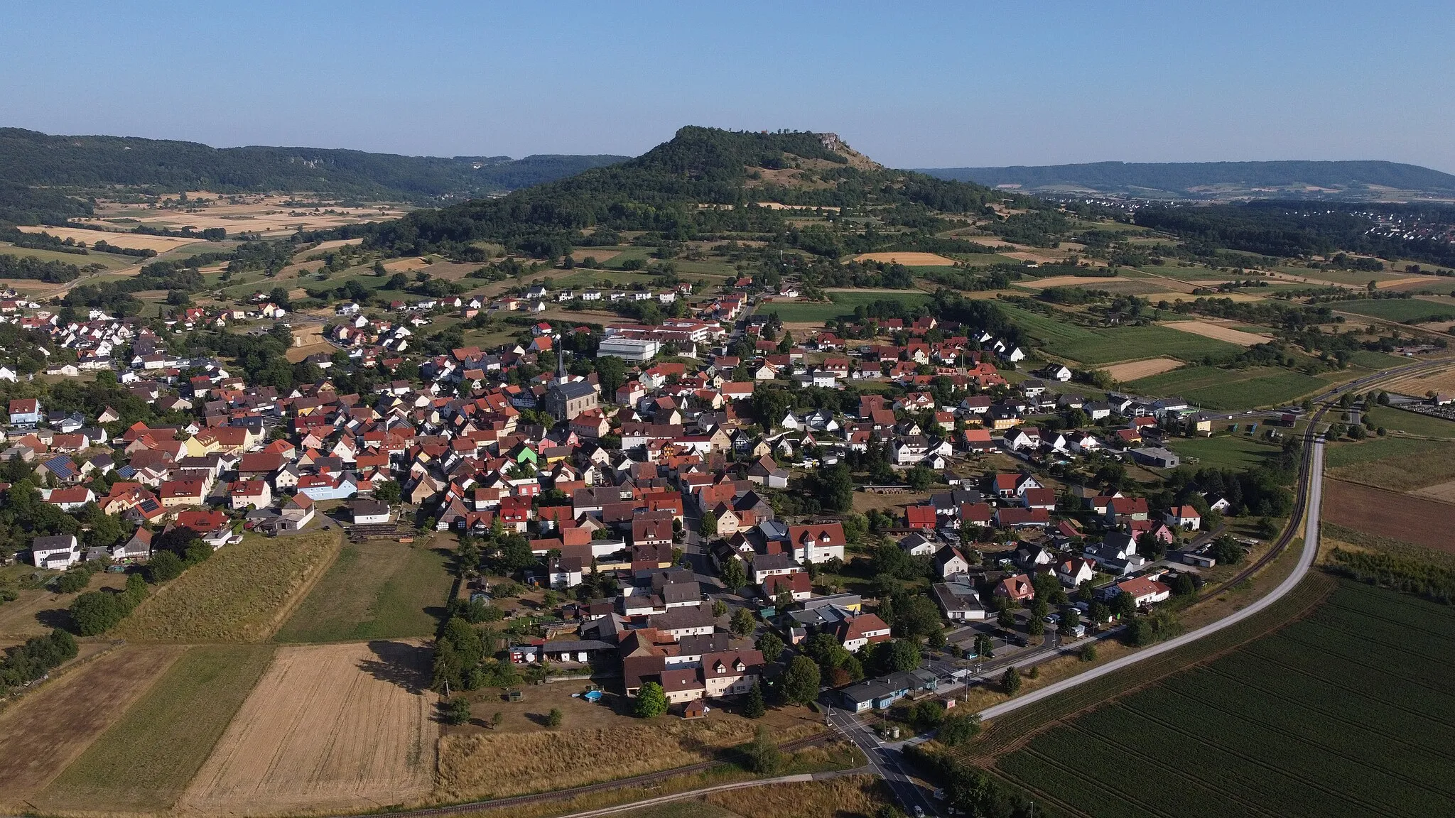 Photo showing: Luftbild des Ortskerns von Kirchehrenbach, im Hintergrund die Ehrenbürg.
