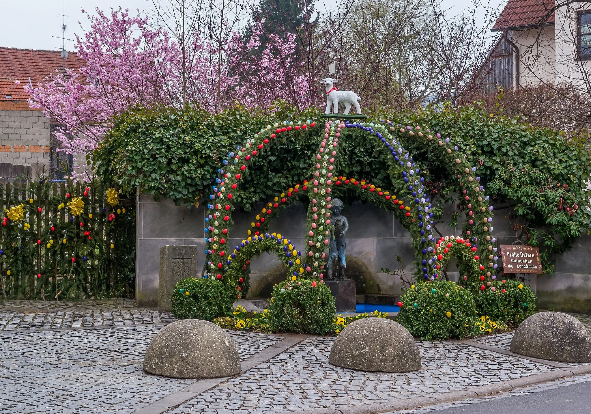 Photo showing: Easter fountain in Langensendelbach