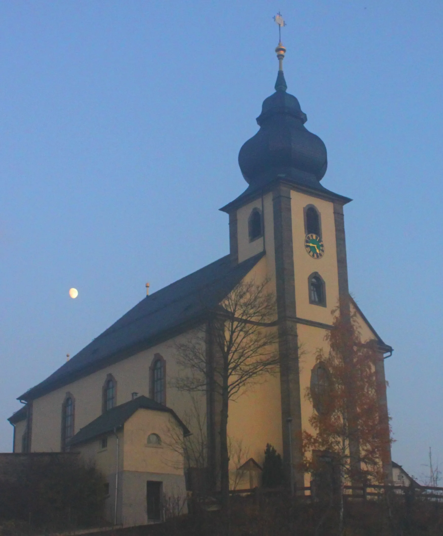 Photo showing: Die Filialkirche St. Bartholomäus, St. Antoniusweg 29, Marktleugast bei Mondschein.