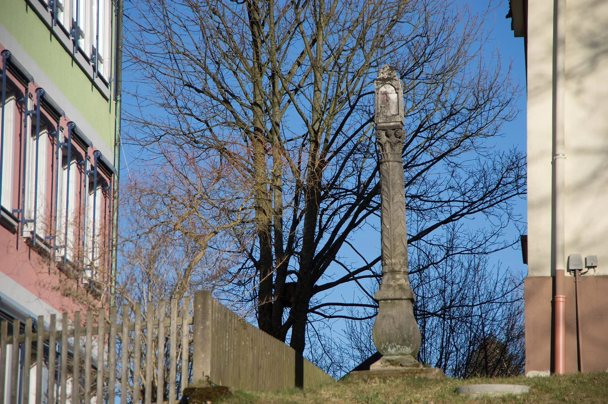 Photo showing: Marktschorgast in Bayern. Der Säulenbildstock steht in der Nähe der Schule und ist denkmalgeschützt.