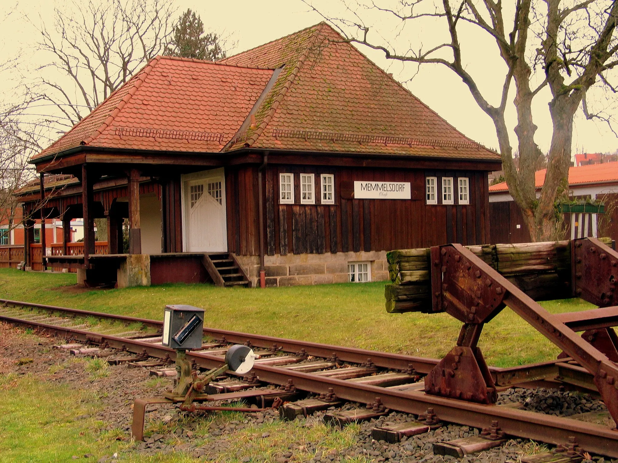 Photo showing: Memmelsdorf (near Bamberg): Train station at the suspended railway line from Bamberg to Scheßlitz.