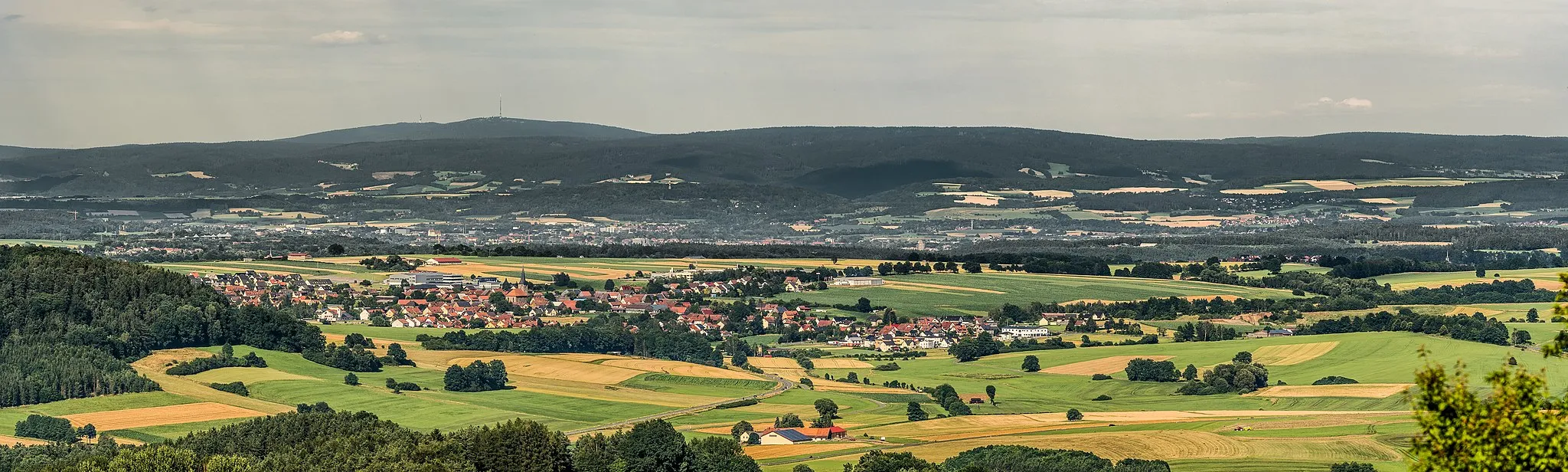 Photo showing: View from the Neubürg direction towards Fichtelgebirge with the Ochsenkopf. In the foreground Mistelgau can be seen, behind Bayreuth.