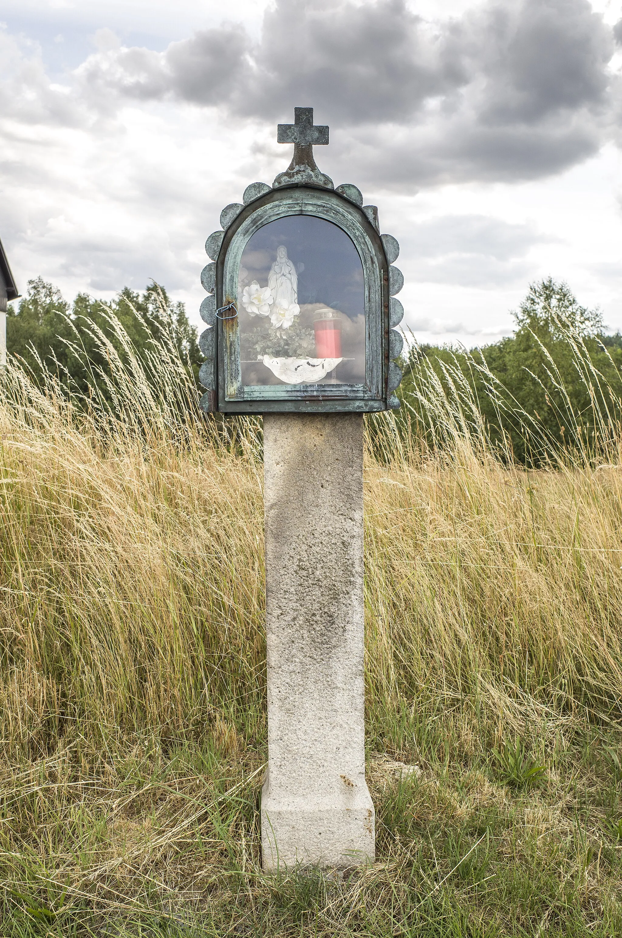 Photo showing: Vierseitiger Granitschaft mit halbrund geschlossenem Metallaufsatz, 18./19. Jahrhundert