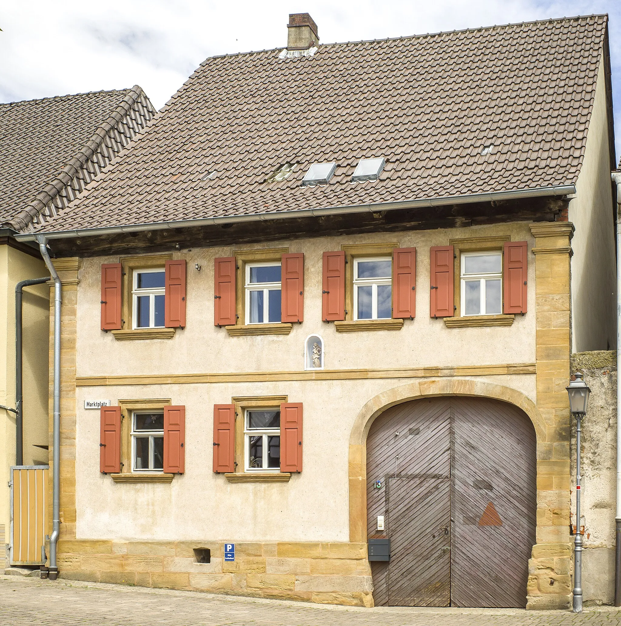 Photo showing: Zweigeschossiger Traufseitbau, Sandstein, zum Teil verputztes Fachwerk, korbbogige Tordurchfahrt, 17. bis Mitte 19. Jahrhundert