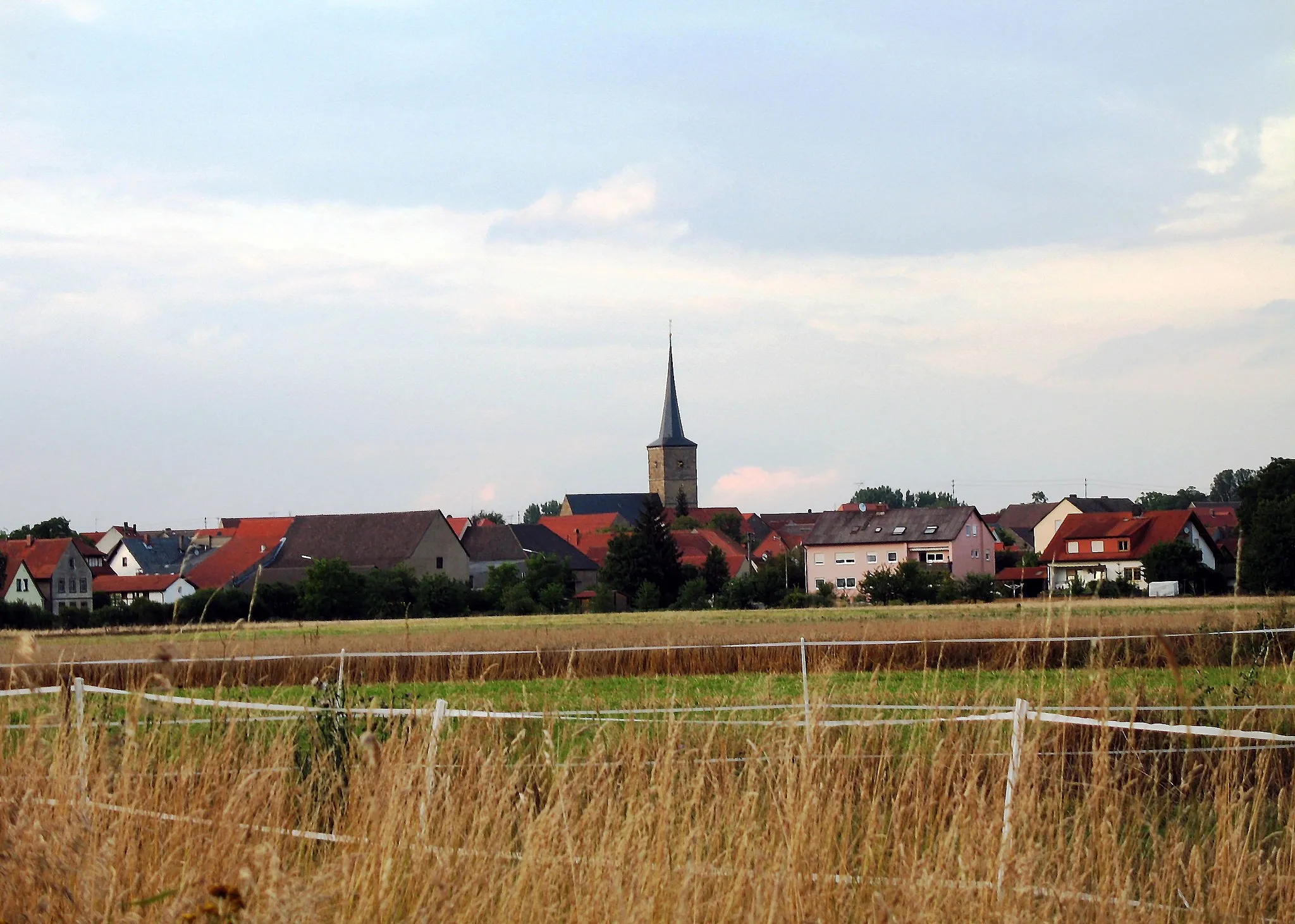 Photo showing: Blick auf Ebing, Deutschland mit Kirche.