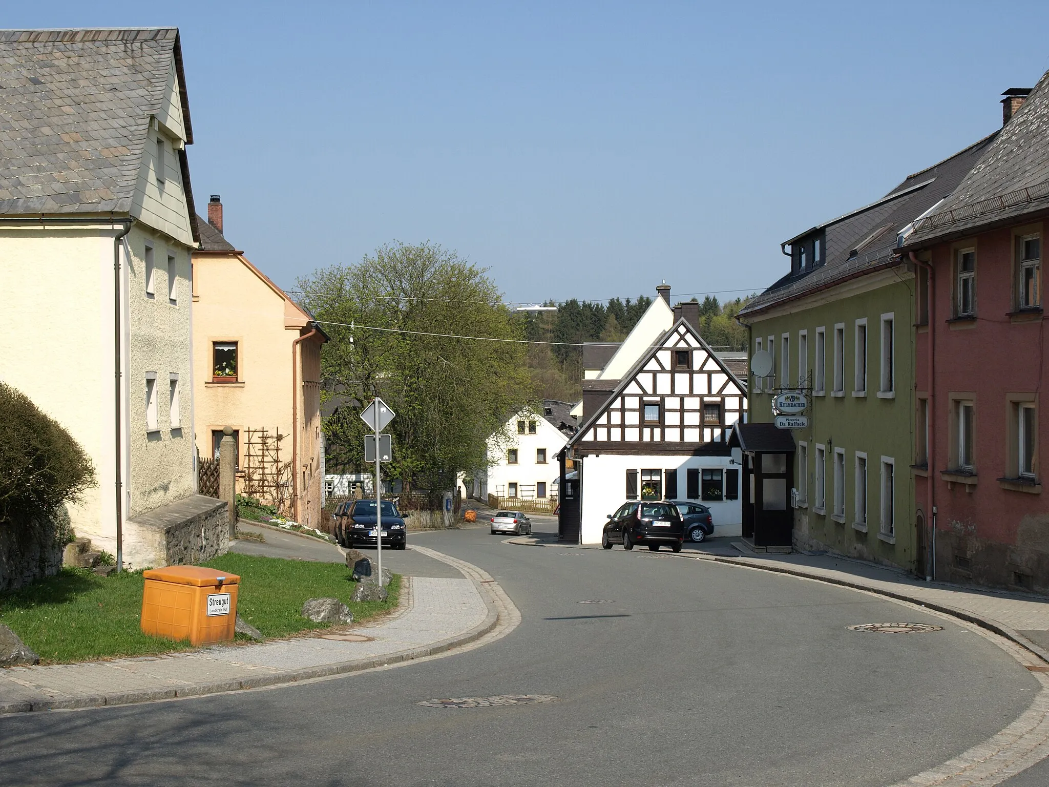 Photo showing: The Hauptstrasse in Regnitzlosau.
