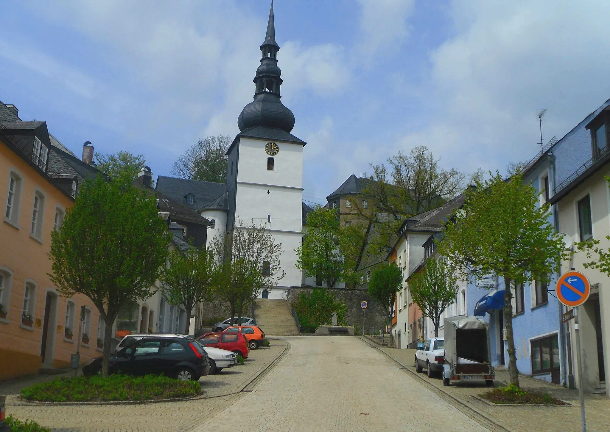 Photo showing: Kirche vom Marktplatz aus gesehen, mit Schloss im Hintergrund