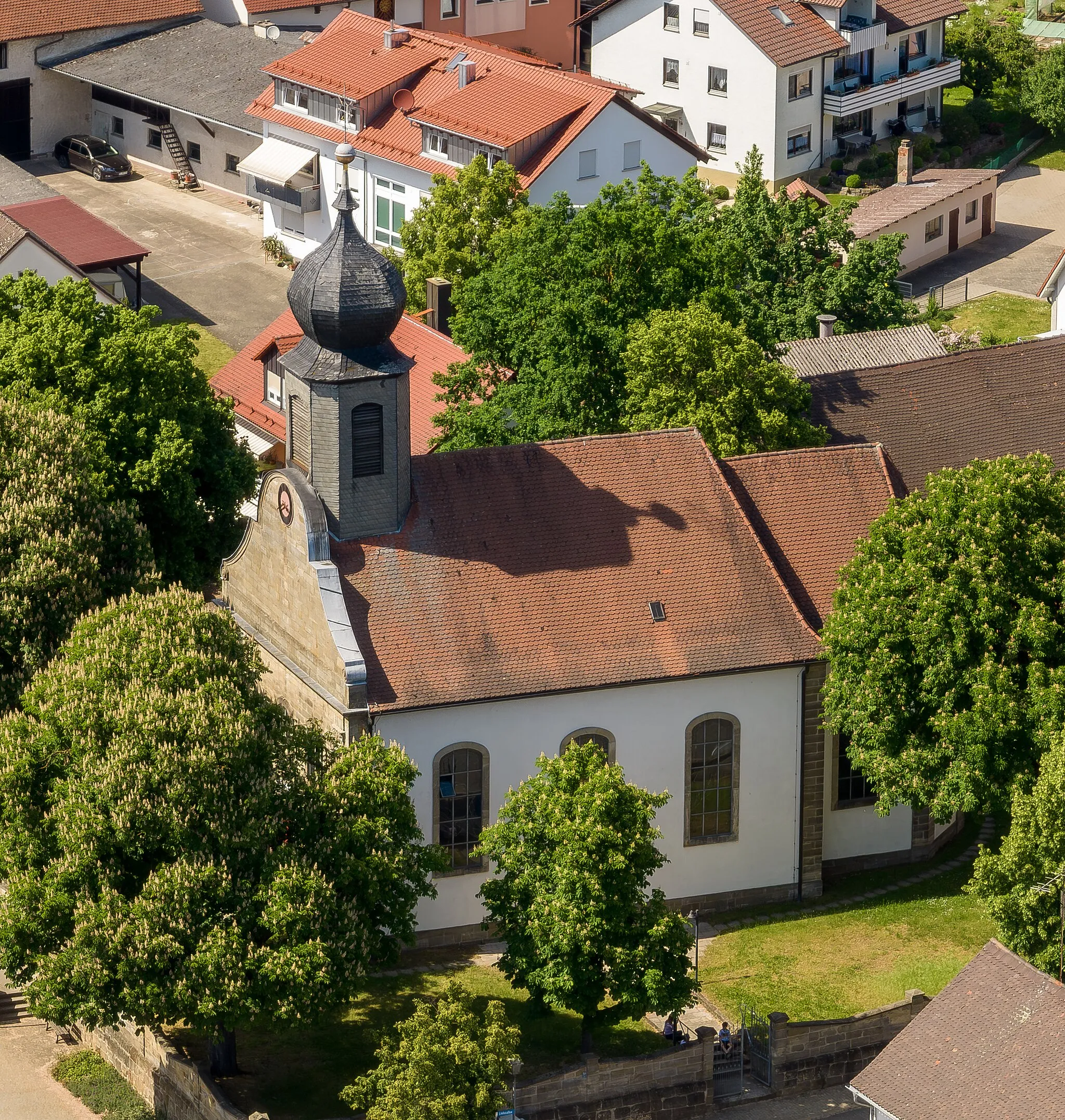 Photo showing: St. Laurentius church in Strullendorf, aerial view
