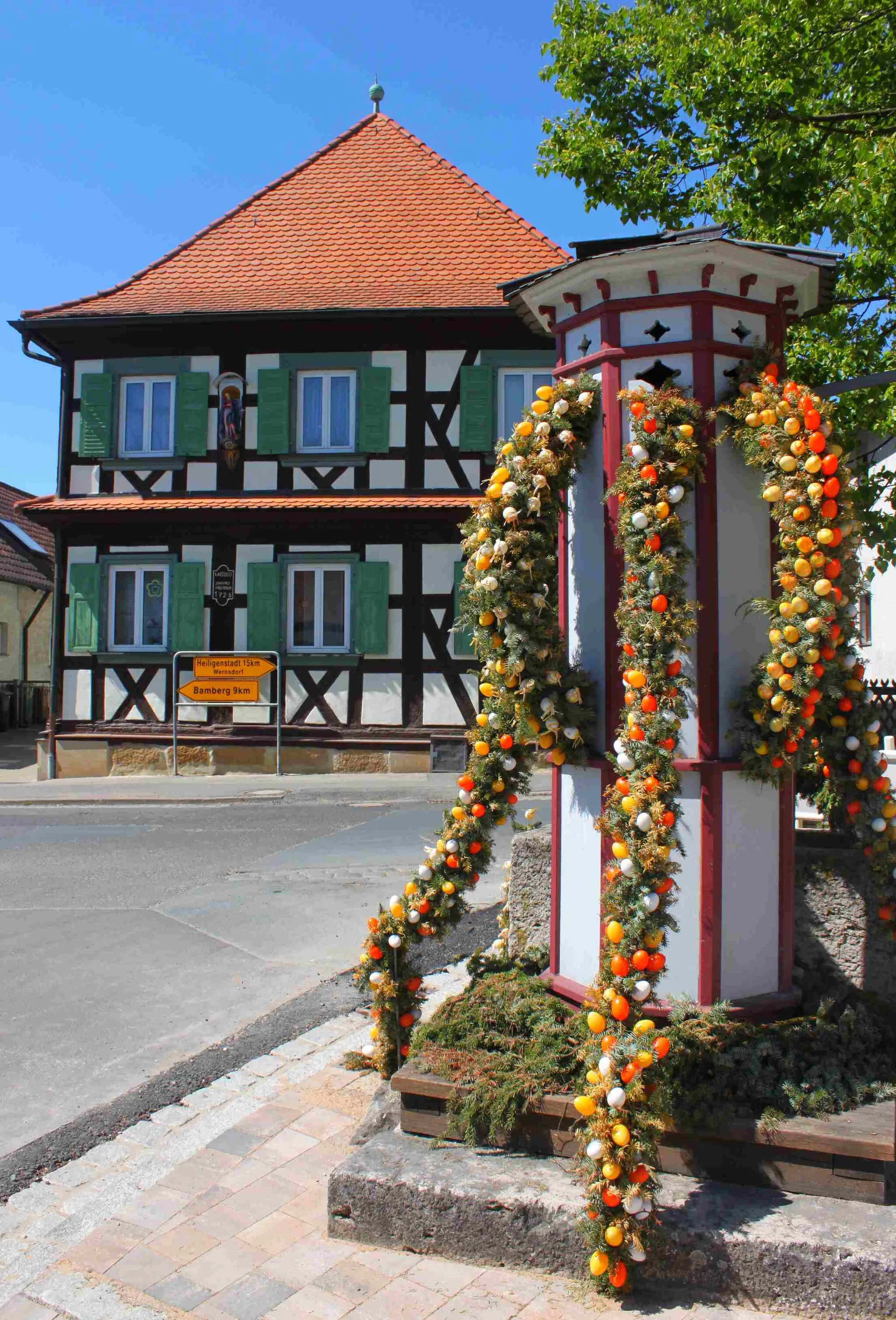 Photo showing: Osterbrunnen im Ortsteil Amlingstadt