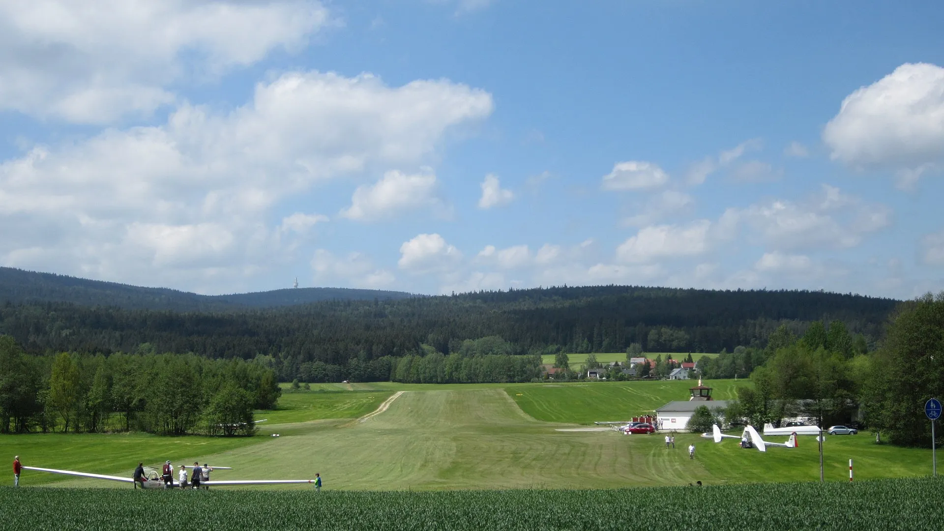 Photo showing: Glider airfield in Tröstau, Fichtelgebirge - Schneeberg in the background