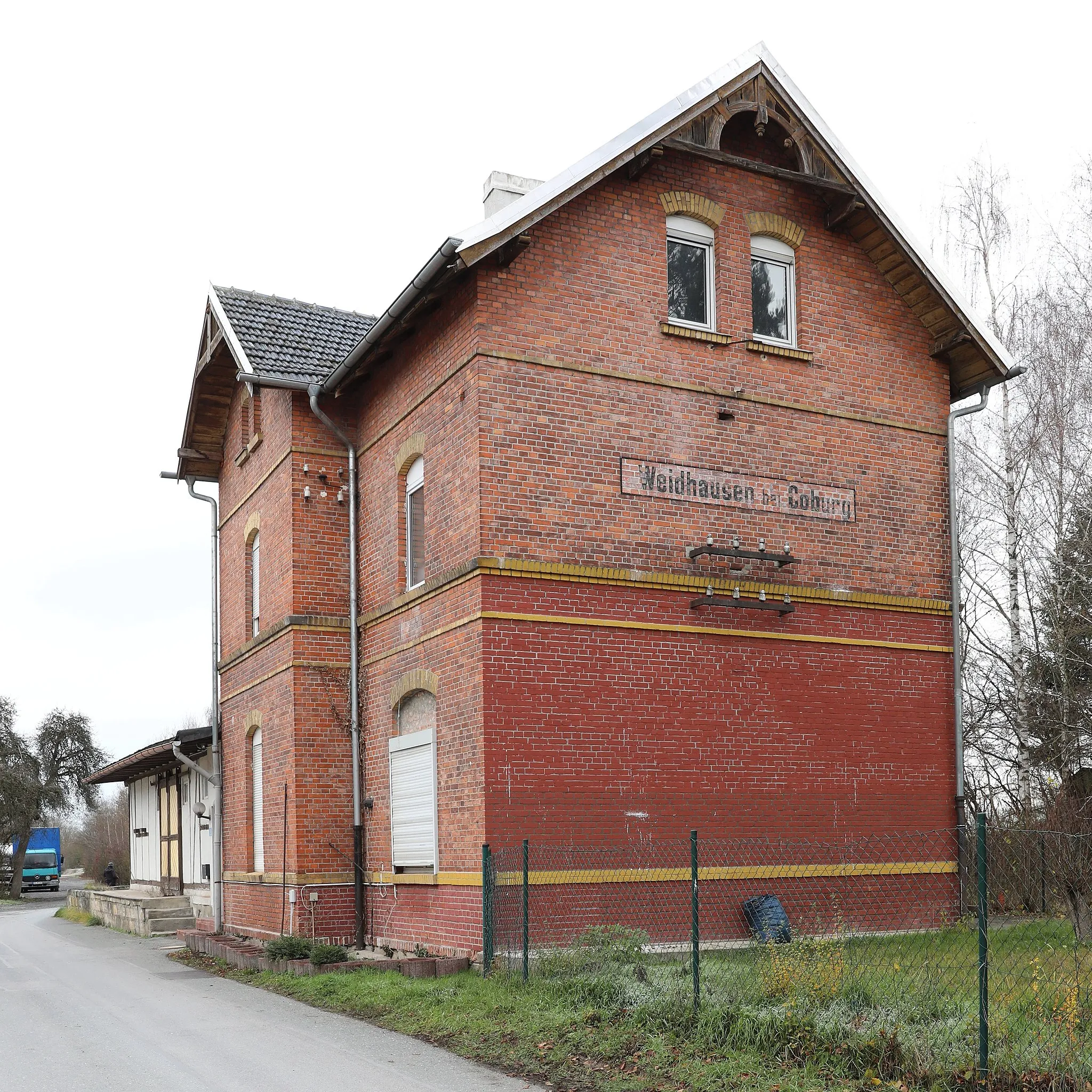 Photo showing: ehemaliges Emfangsgebäude des Bahnhhofs Weidhausen bei Coburg