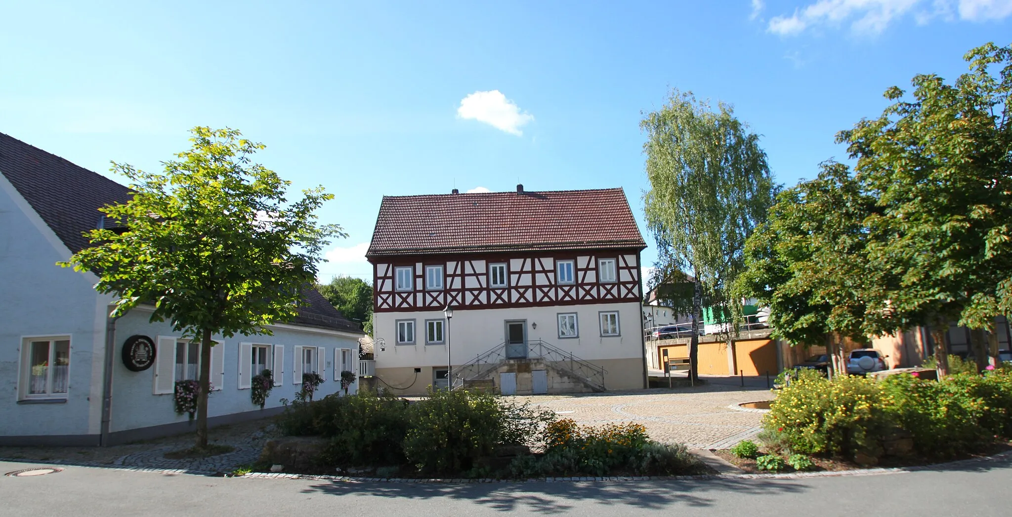 Photo showing: Weißenbrunn, Paradiesplatz mit altem Rathaus und Brauer- und Büttnermuseum