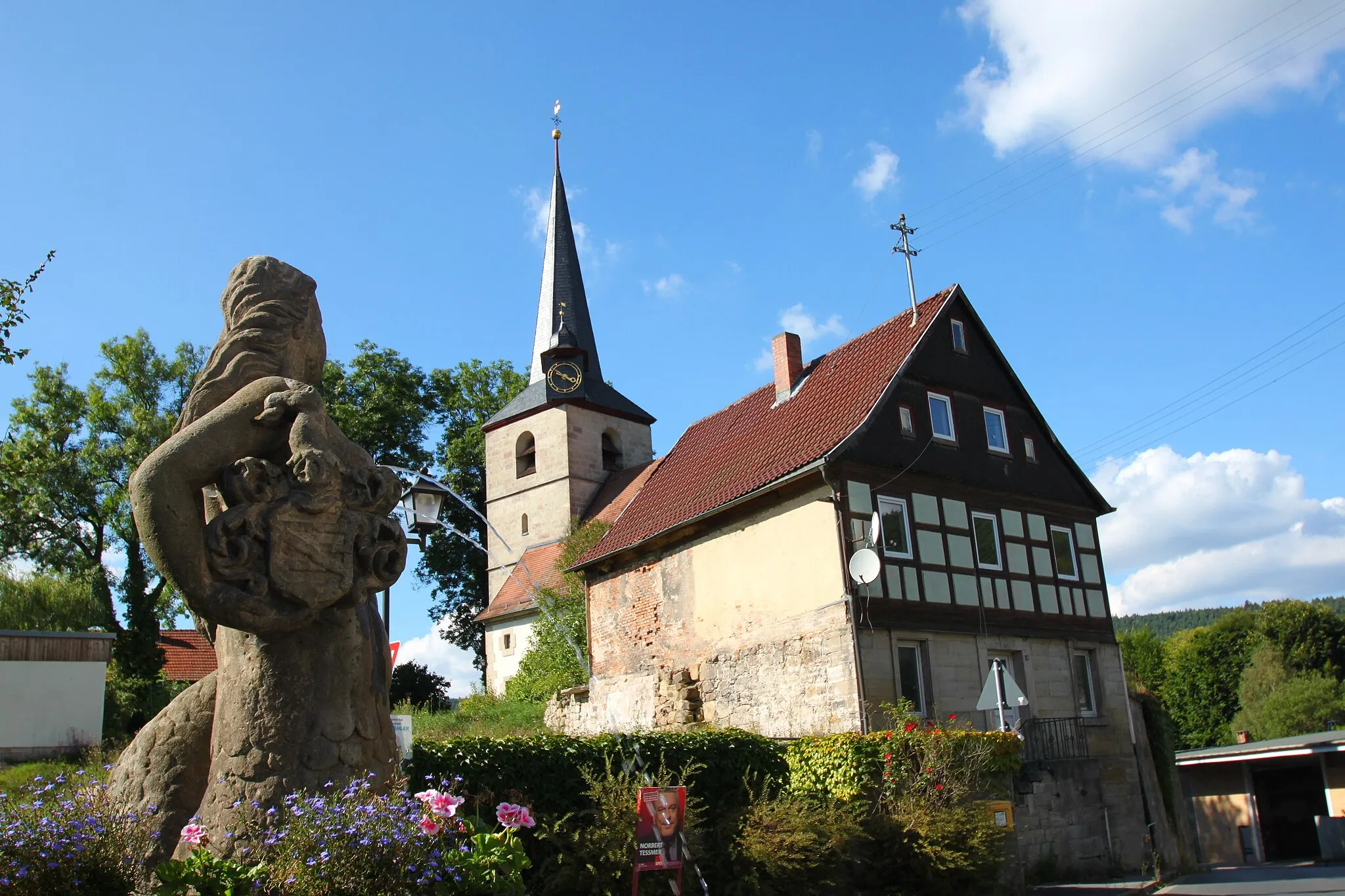 Photo showing: Jungferkättlbrunnen das Haus Am Brunnen 3 und die evangelische Dreieinigkeitskirche in Weßenbrunn