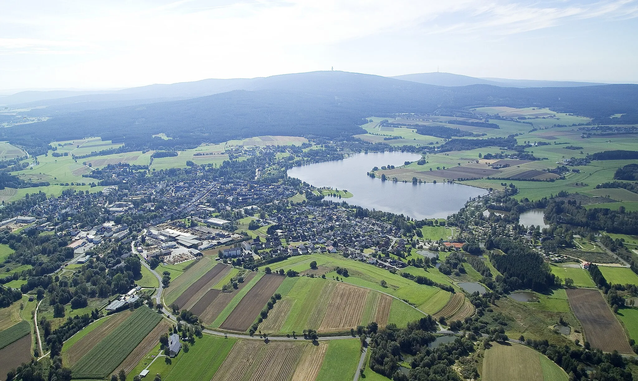 Photo showing: Weißenstadt aus der Luft im September 2005. Im Vordergrund die GELO Holzwerke. Im Hintergrund sind der Schneeberg und der Ochsenkopf zu sehen.