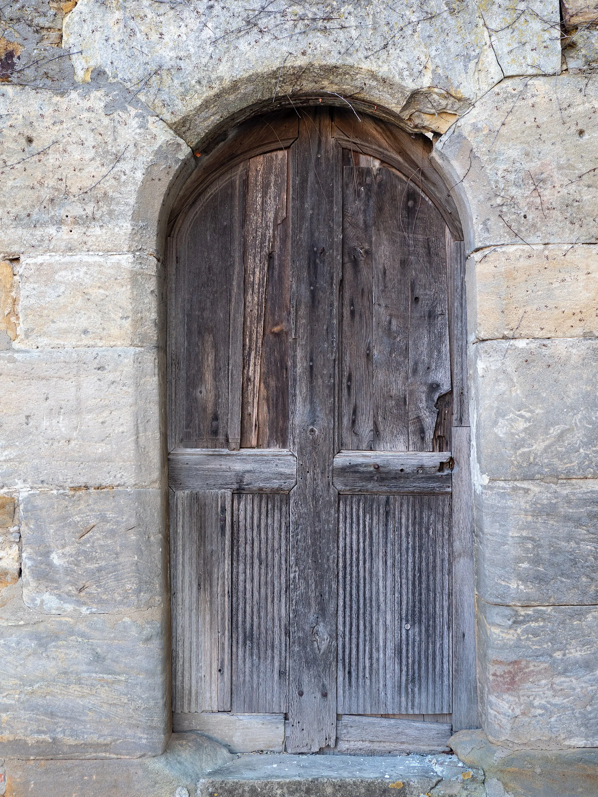 Photo showing: Door in the cemetery wall of the catholic parish church St. Matthäus in Wiesenthau