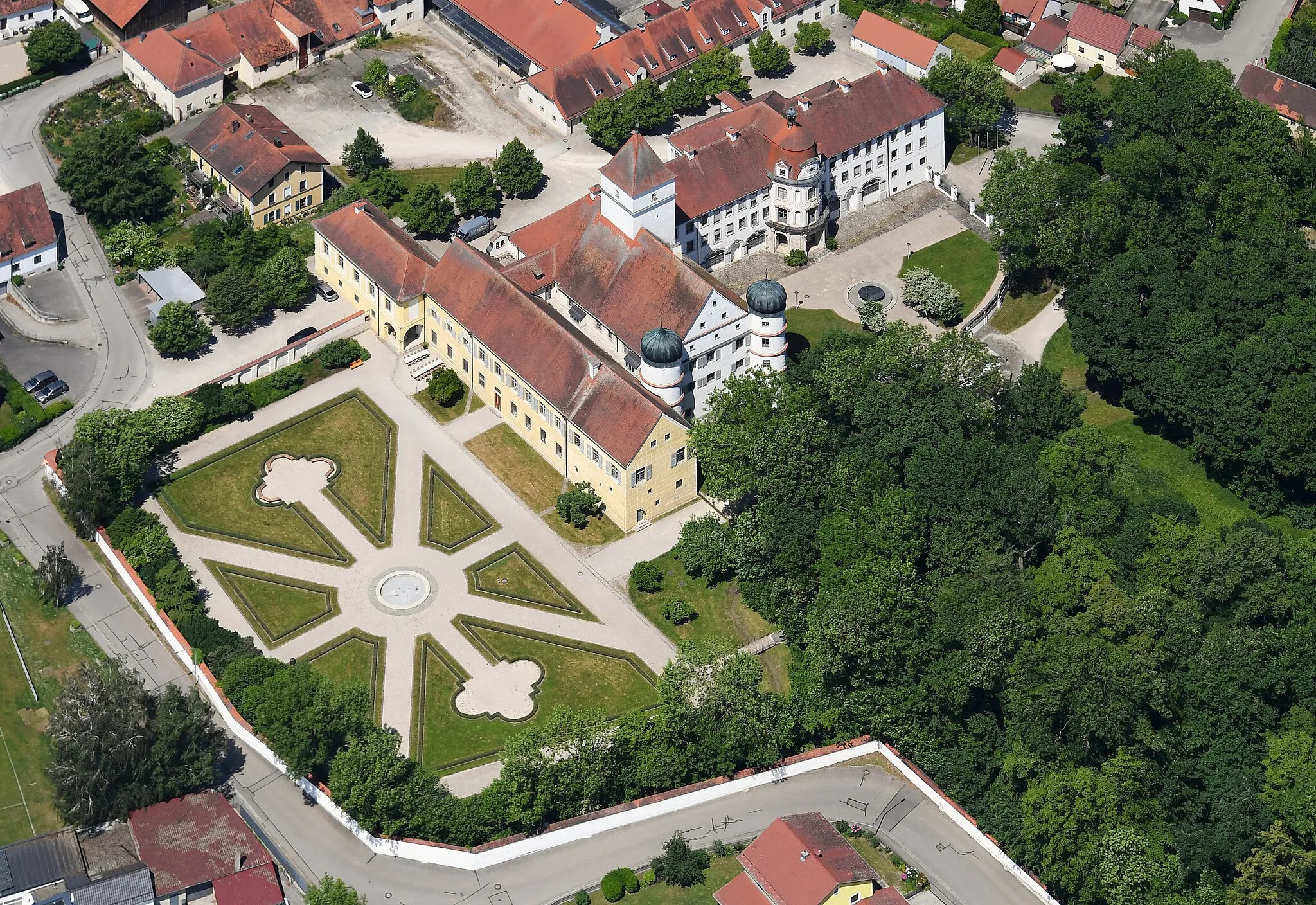 Photo showing: Aerial image of Schloss Alteglofsheim (view from the southeast)