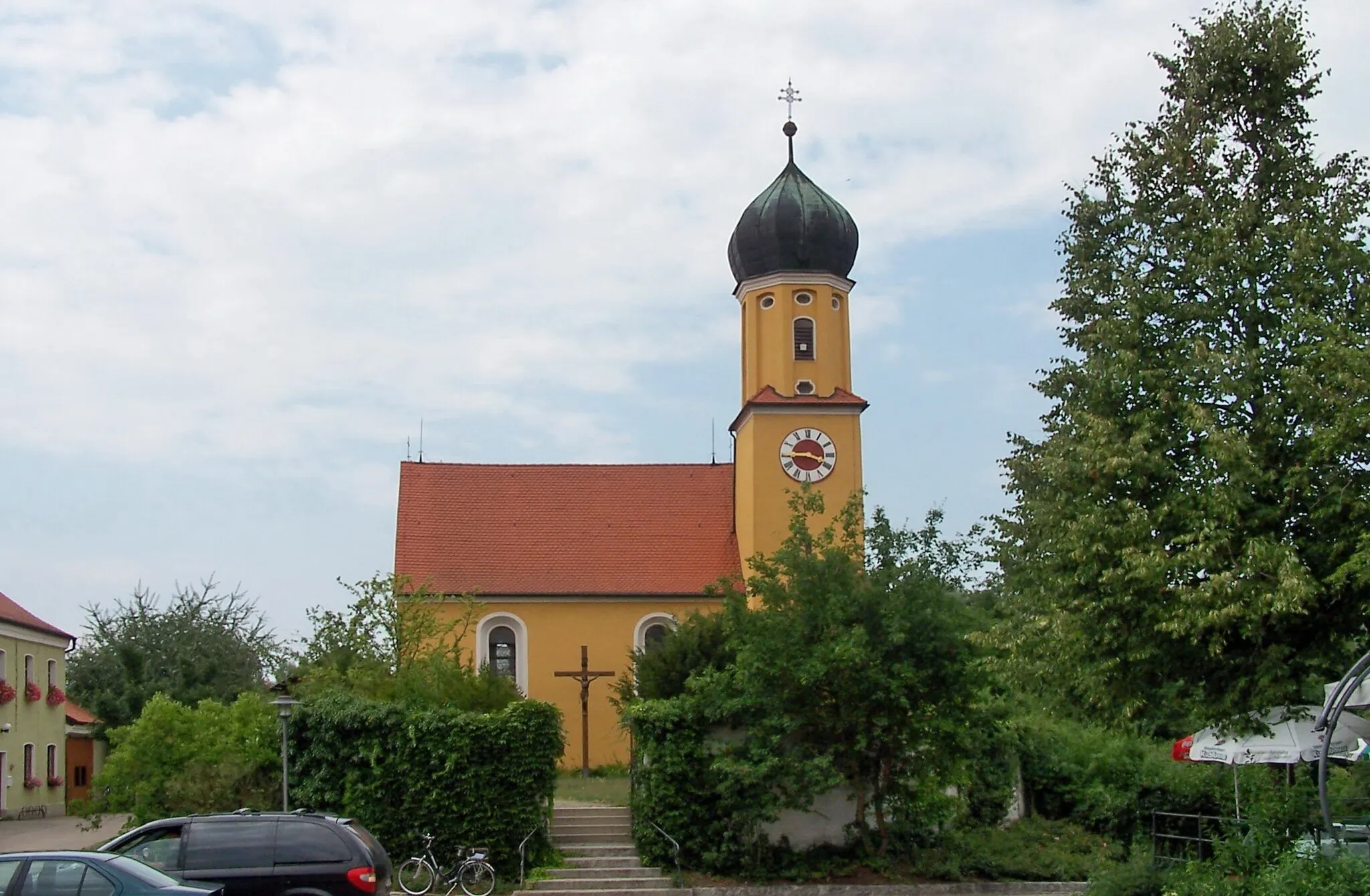 Photo showing: Barbing, Sarching, Kirchplatz 1. Katholische Pfarrkirche Mariä Himmelfahrt, Saalbau mit eingezogenem Chor, Flankenturm mit Zwiebelhaube, Vorzeichen, 1762 unter Verwendung älterer Teile, spätgotisch und 1628; Friedhofsmauer, 17./18. Jahrhundert.