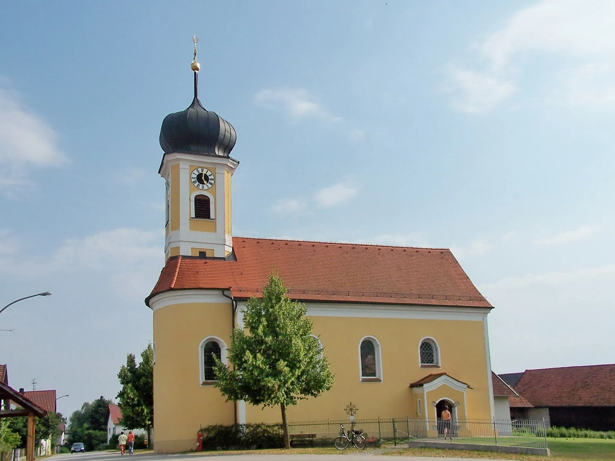 Photo showing: Barbing, Eltheim Kapellenstraße 9. Katholische Filialkirche St. Laurentius, Saalbau mit eingezogenem Chor und Chordachreiter mit Zwiebelhaube und Pilastergliederung, 1725; mit Ausstattung.