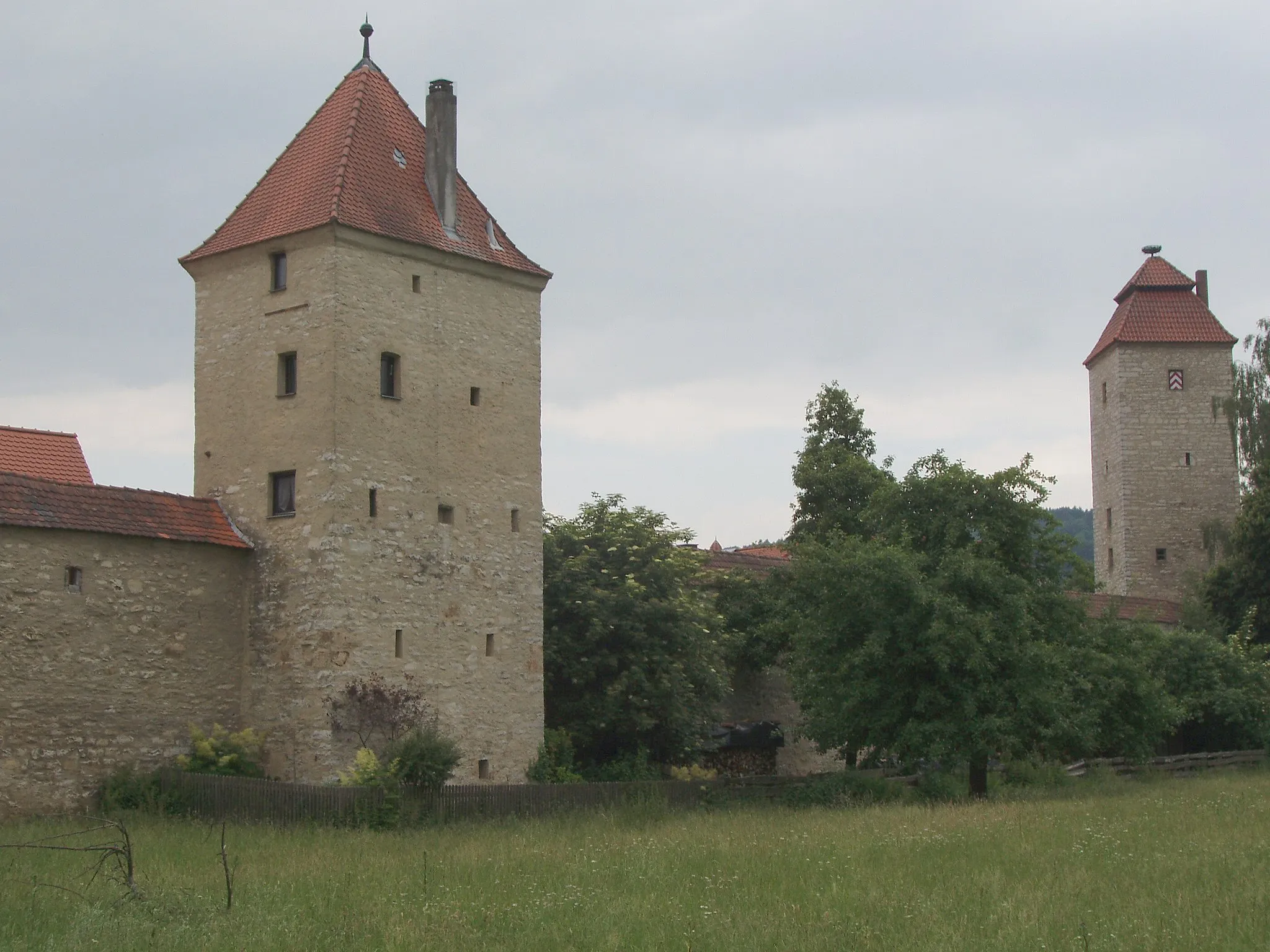 Photo showing: an apartment and a tower positioned along the city wall in Berching.