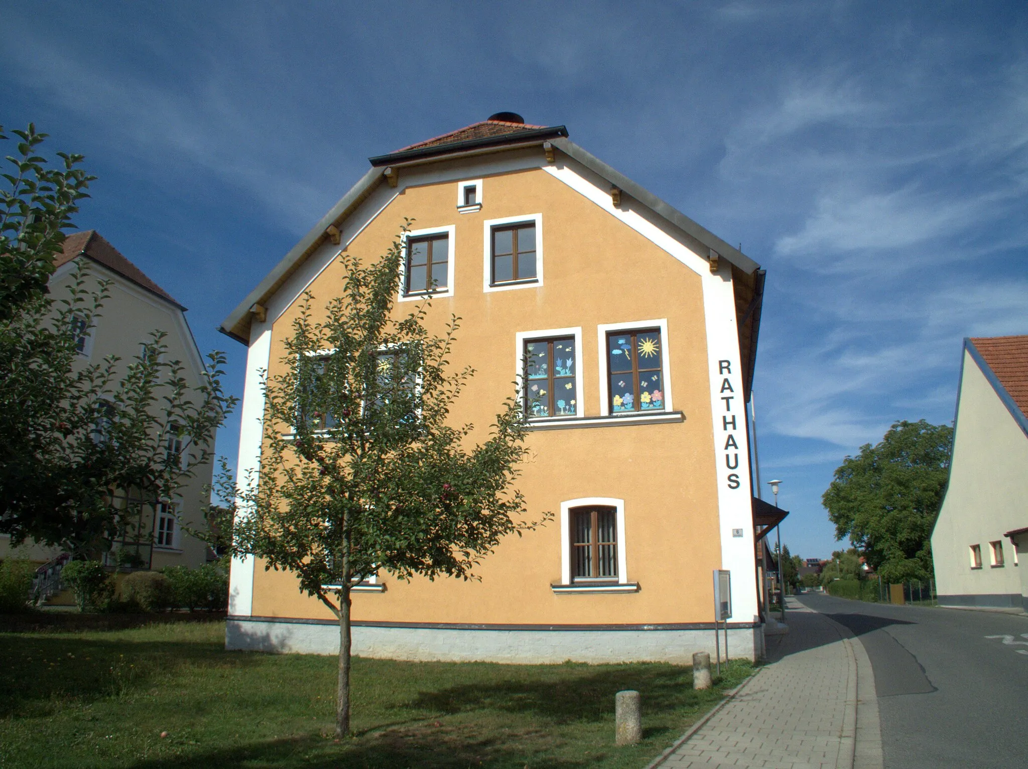 Photo showing: Die ehemalige Mädchenschule am Berngauer Ramoldplatz dient heute als Rathaus