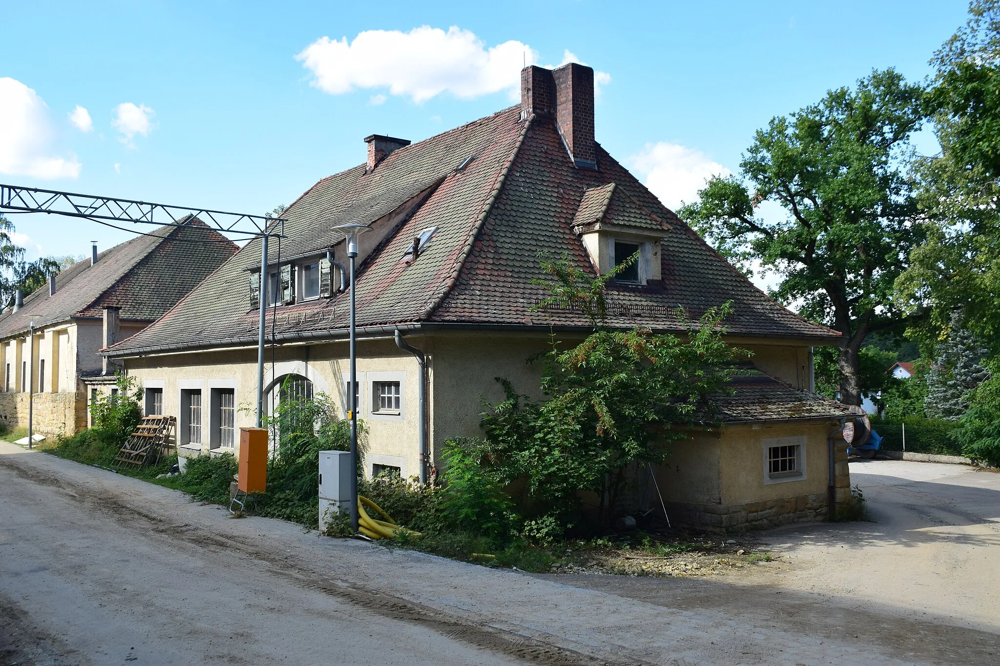 Photo showing: eingeschossiger Werkstattbau mit Büro, segmentbogigen Toreinfahrten und Walmdach mit Gaubenband, späthistoristisch