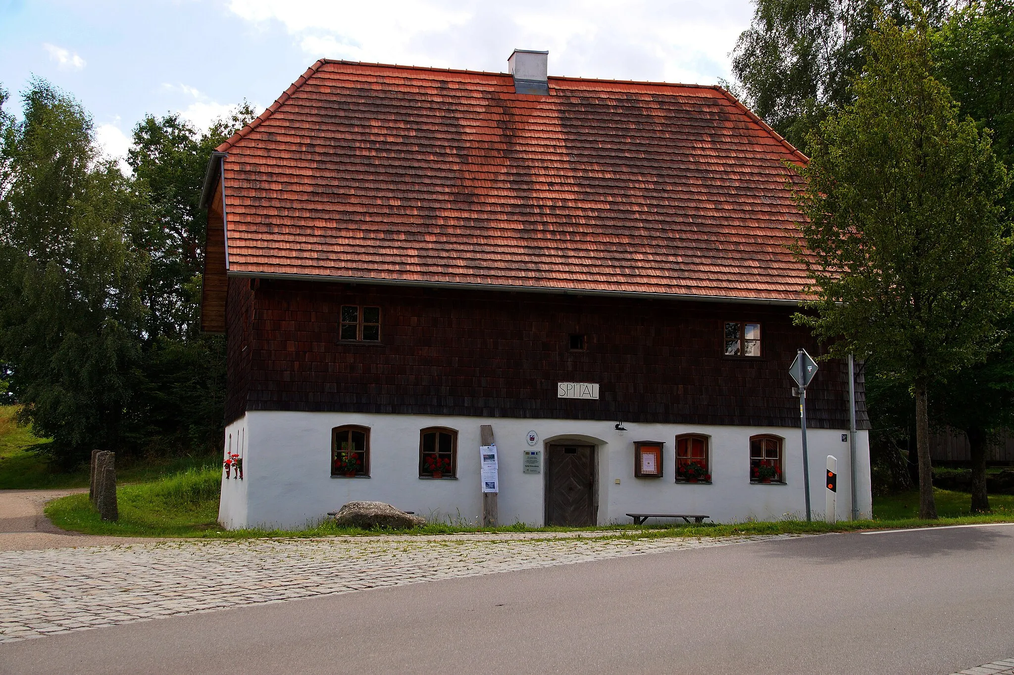 Photo showing: Brennberg

Spital
Unser Spital
1567 fundiert Wilhelm von Nussberg, Herr von Ober- und Unterbrennberg, die Armen-Spital-Stiftung mit einem Vermögen von 6500 Gulden. Verwaltung, Betreuung und Aufsicht werden dem örtlichen Pfarrherrn zusammen mit der Kirchenverwaltung übertragen. Bis zum Beginn des 20. Jahrhunderts finden hier Menschen Unterschlupf, die zu den ärmsten zählen, die keine Angehörigen mehr haben. 
Das Haus wurde 1709 neu gebaut..
Link für die Chronik:http://www.brennberg.de/gemeinde.asp?naviid=&ORGID={0D70C455-9080-45BB-9C42-319353CC6434}