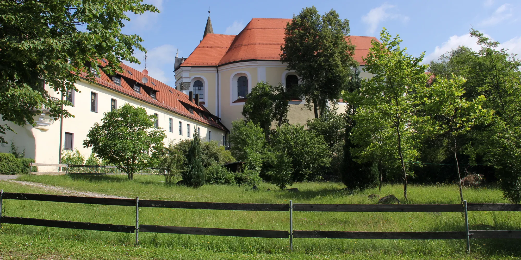 Photo showing: Frauenzell Abbey

Native name
Kloster Frauenzell Location
Brennberg, Upper Palatinate, Germany Coordinates
49° 03′ 20.52″ N, 12° 22′ 14.16″ E Established
14th century date QS:P,+1350-00-00T00:00:00Z/7 Authority file

: Q610507
VIAF: 249403003
GND: 4630703-5
institution QS:P195,Q610507