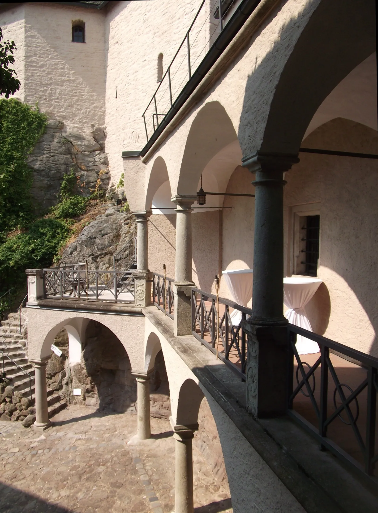 Photo showing: Arkaden im Innenhof der Burg Falkenstein