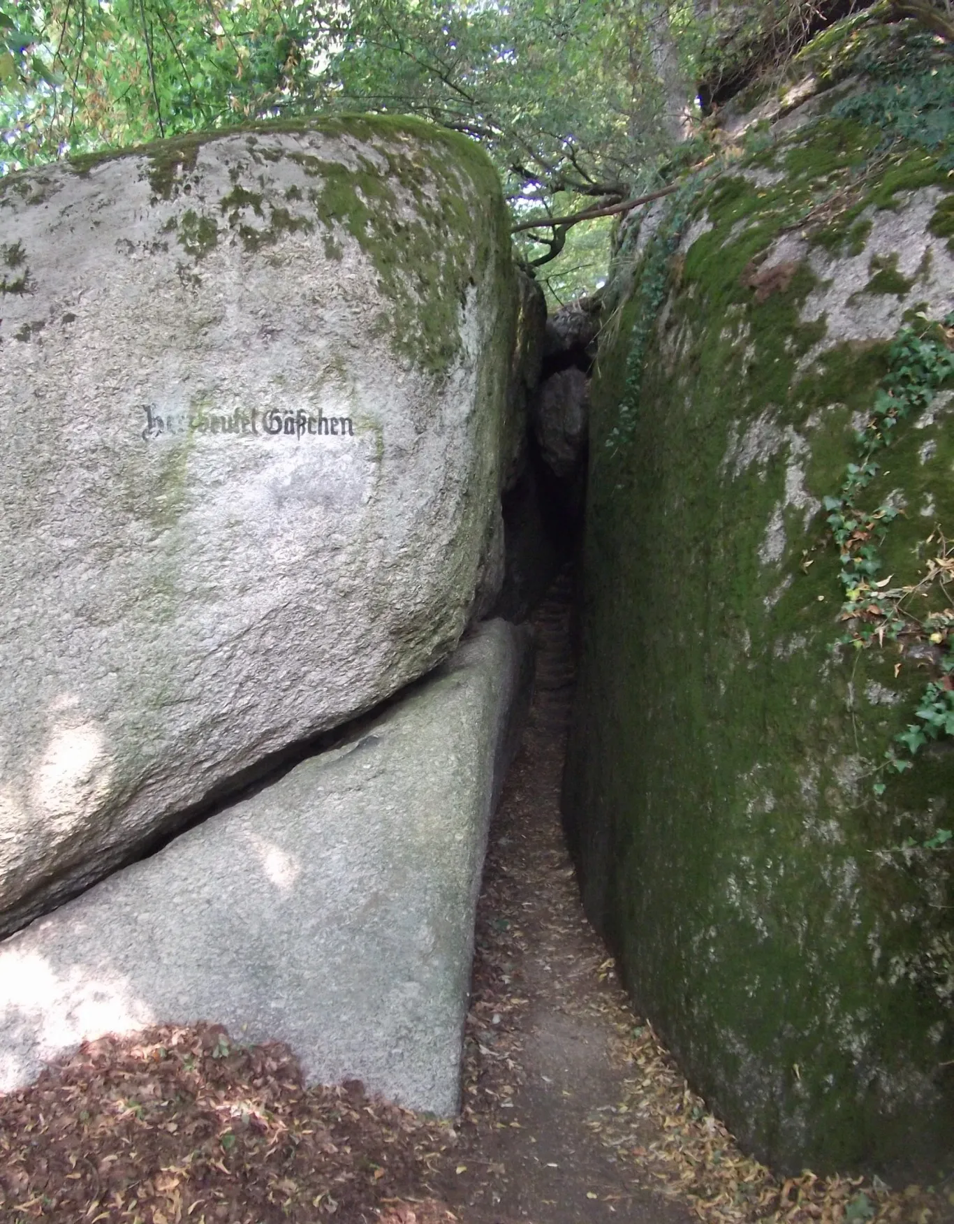 Photo showing: Felsformation 'Herzbeutel-Gäßchen'