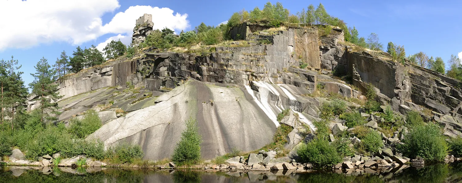 Photo showing: Naturschutzgebiet „Schloßberg Flossenbürg“, Ansicht von Norden, ehemaliger Steinbruch mit Burgruine Flossenbürg, sog. „Zwiebelschalengranit“