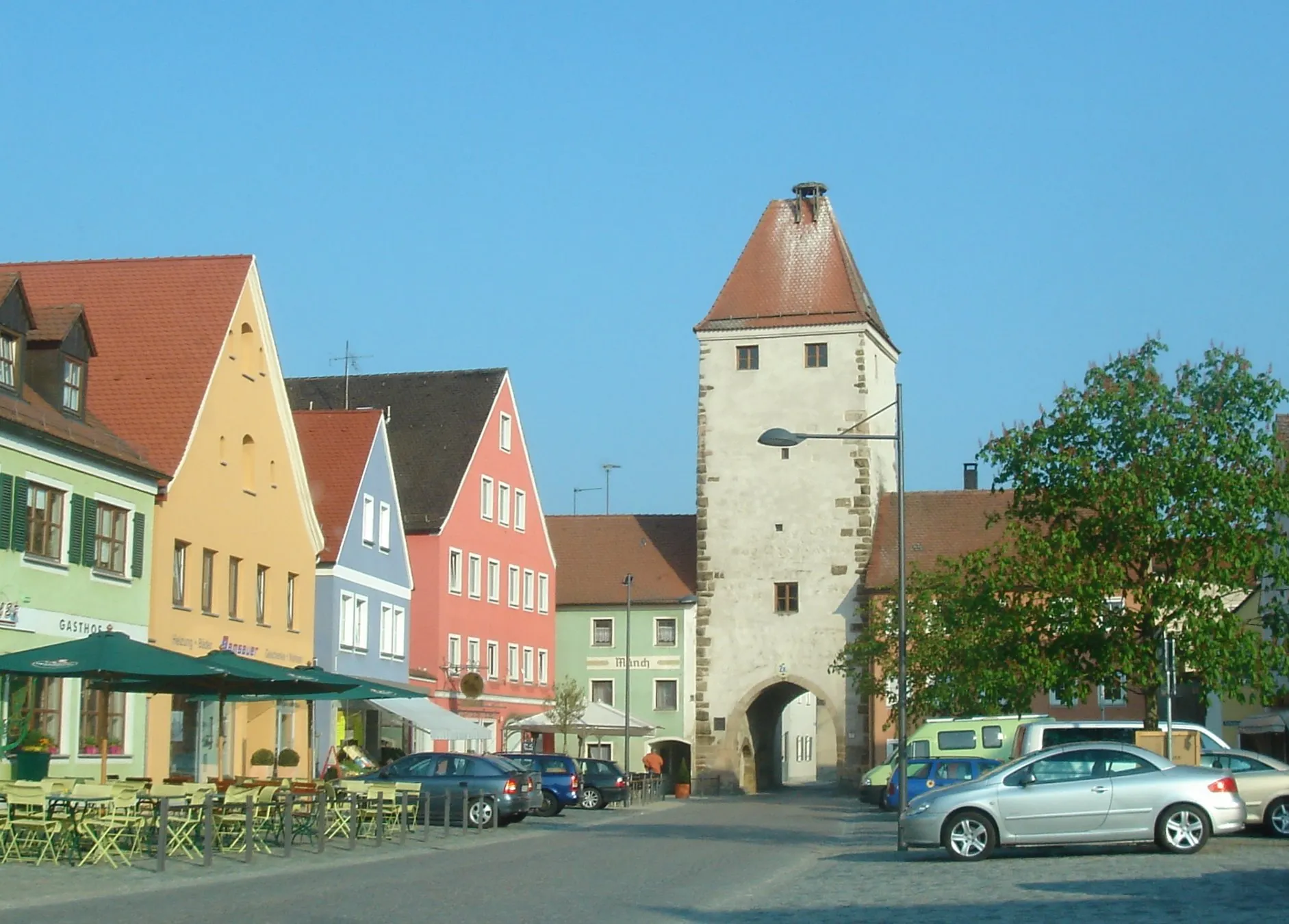 Photo showing: Oberer Turm und Marktplatz in Freystadt, Oberpfalz, Bayern.