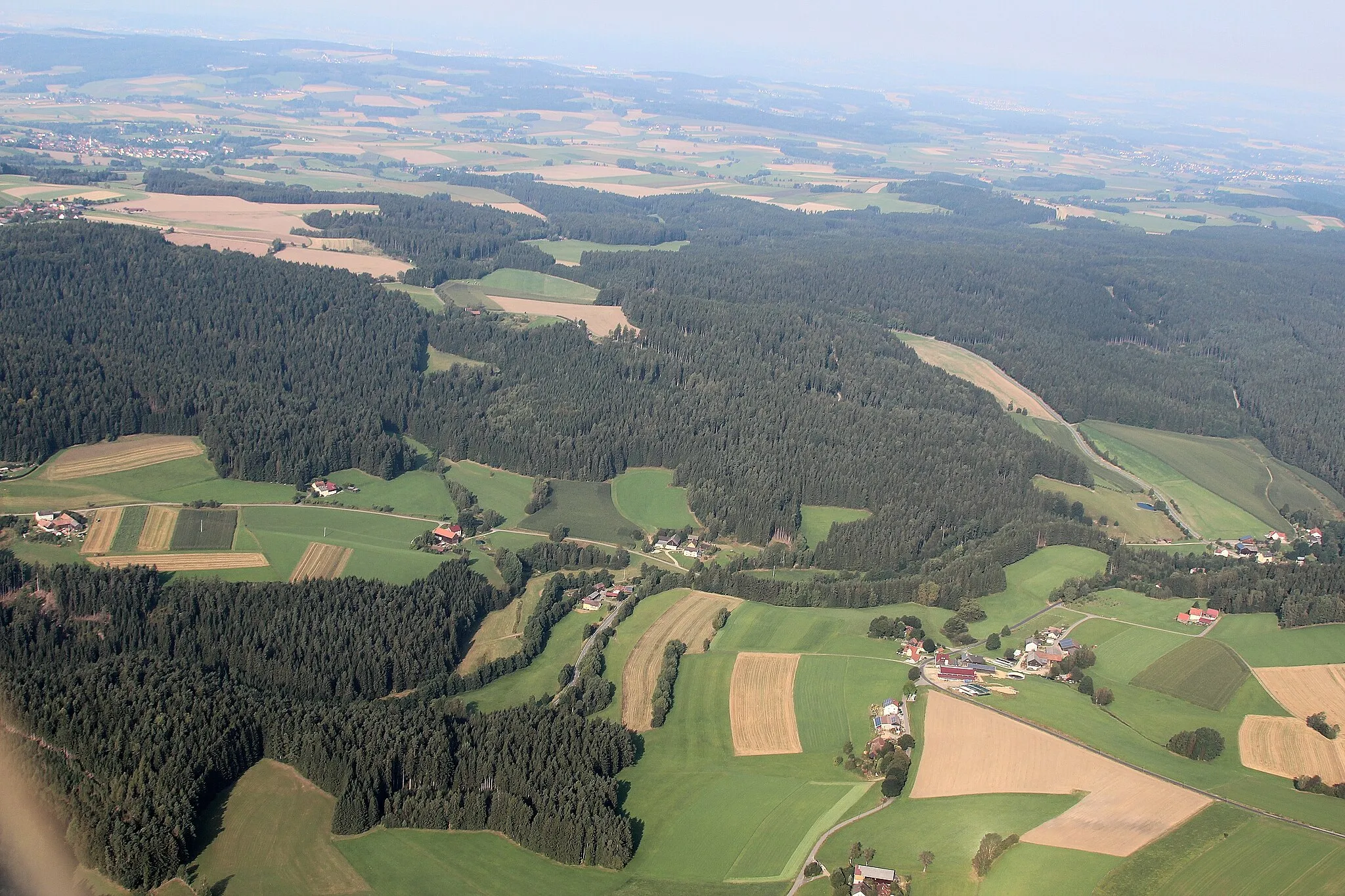 Photo showing: Hammermühle (rechts), Prollermühle (Bildmitte), Birkenbühl (links); Gemeinde Georgenberg, Landkreis Neustadt an der Waldnaab, Oberpfalz, Bayern