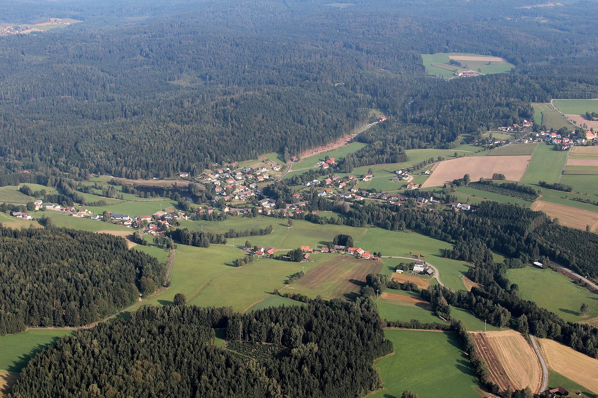Photo showing: Georgenberg (Bildmitte) mit Zottbach, Faislbach (linker Bildrand), Neukirchen zu St. Christoph (rechter Bildrand oben); Landkreis Neustadt an der Waldnaab, Oberpfalz, Bayern