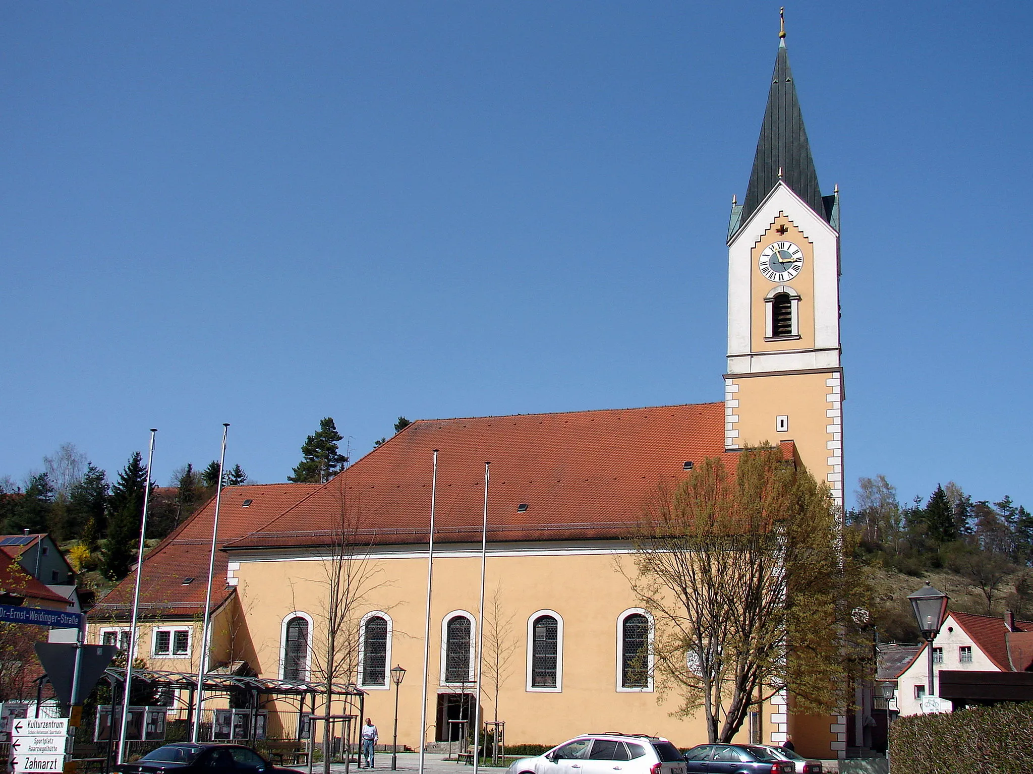 Photo showing: Die katholische Pfarrkirche St. Ulrich in der bayerischen Marktgemeinde Hohenfels ist eine barocke Kirche, die in der heutigen Form zwischen 1716 und 1721 erbaut und dem heiligen Ulrich von Augsburg geweiht wurde. Sie gehört zum Dekanat Laaber im Bistum Regensburg.