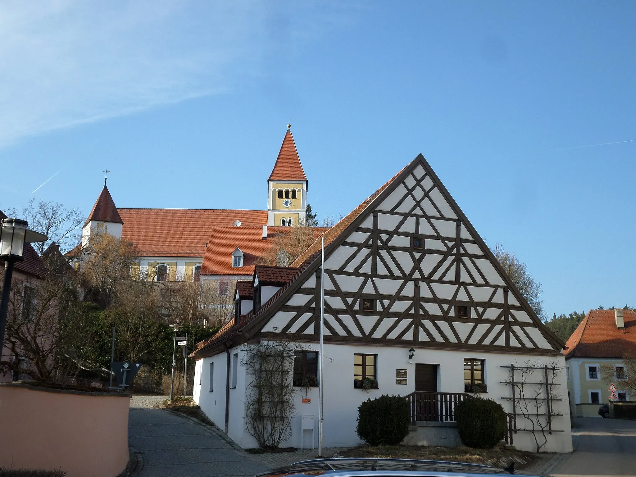 Photo showing: Am Dorfplatz 2 Ehemalige Schmiede, jetzt Gemeindehaus Satteldachbau mit Fachwerkgiebel, 18. Jahrhundert D-3-71-131-1