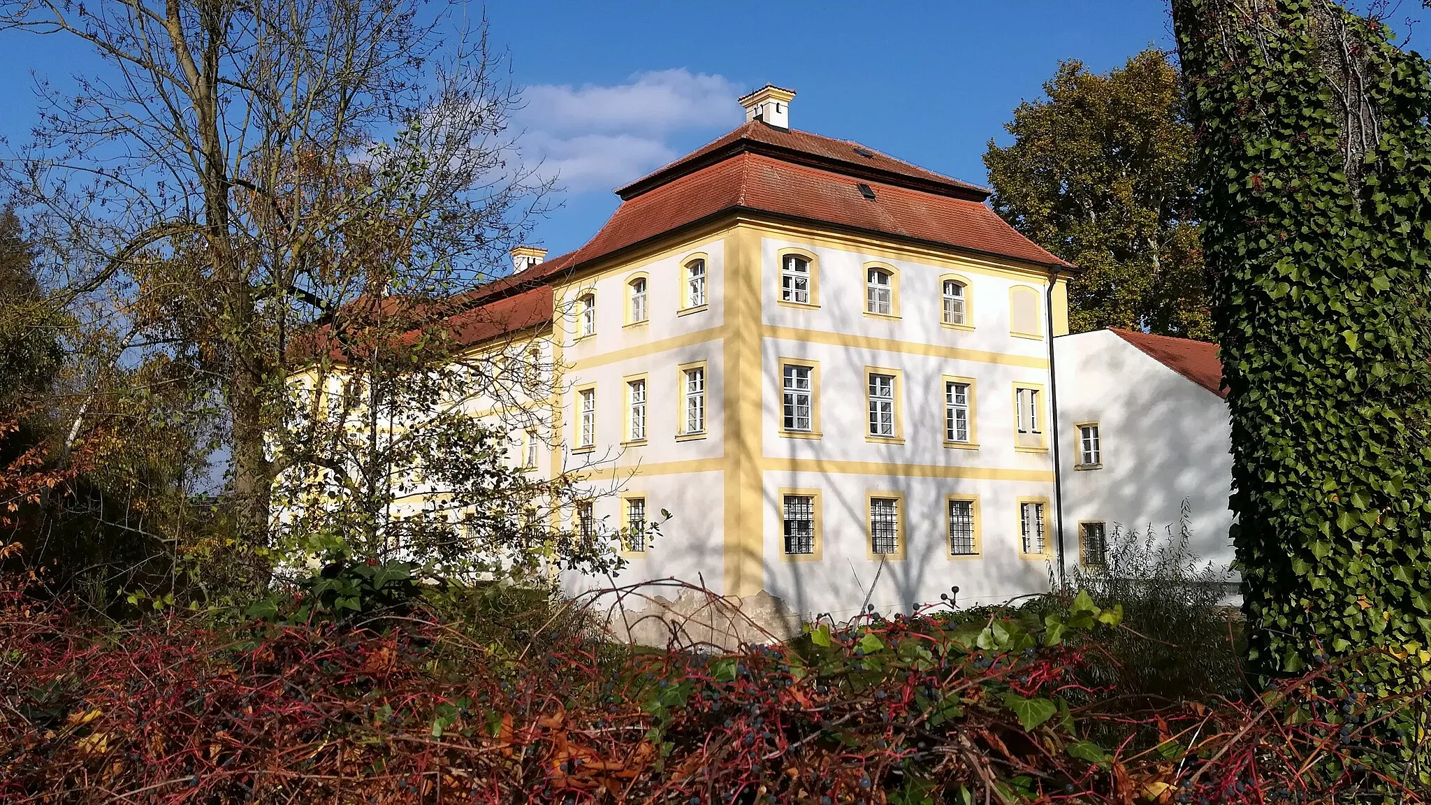 Photo showing: Das Wasserschloss Köfering ist ein denkmalgeschütztes Gebäude in der Kirchstraße 5 am Ortsrand von Köfering.
