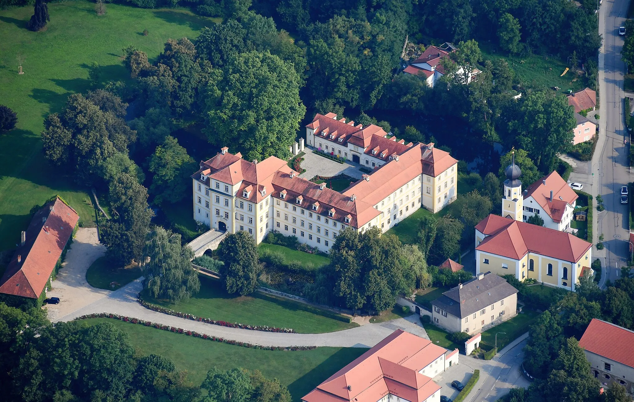 Photo showing: Aerial image of the Wasserschloss Köfering (view from the northwest)