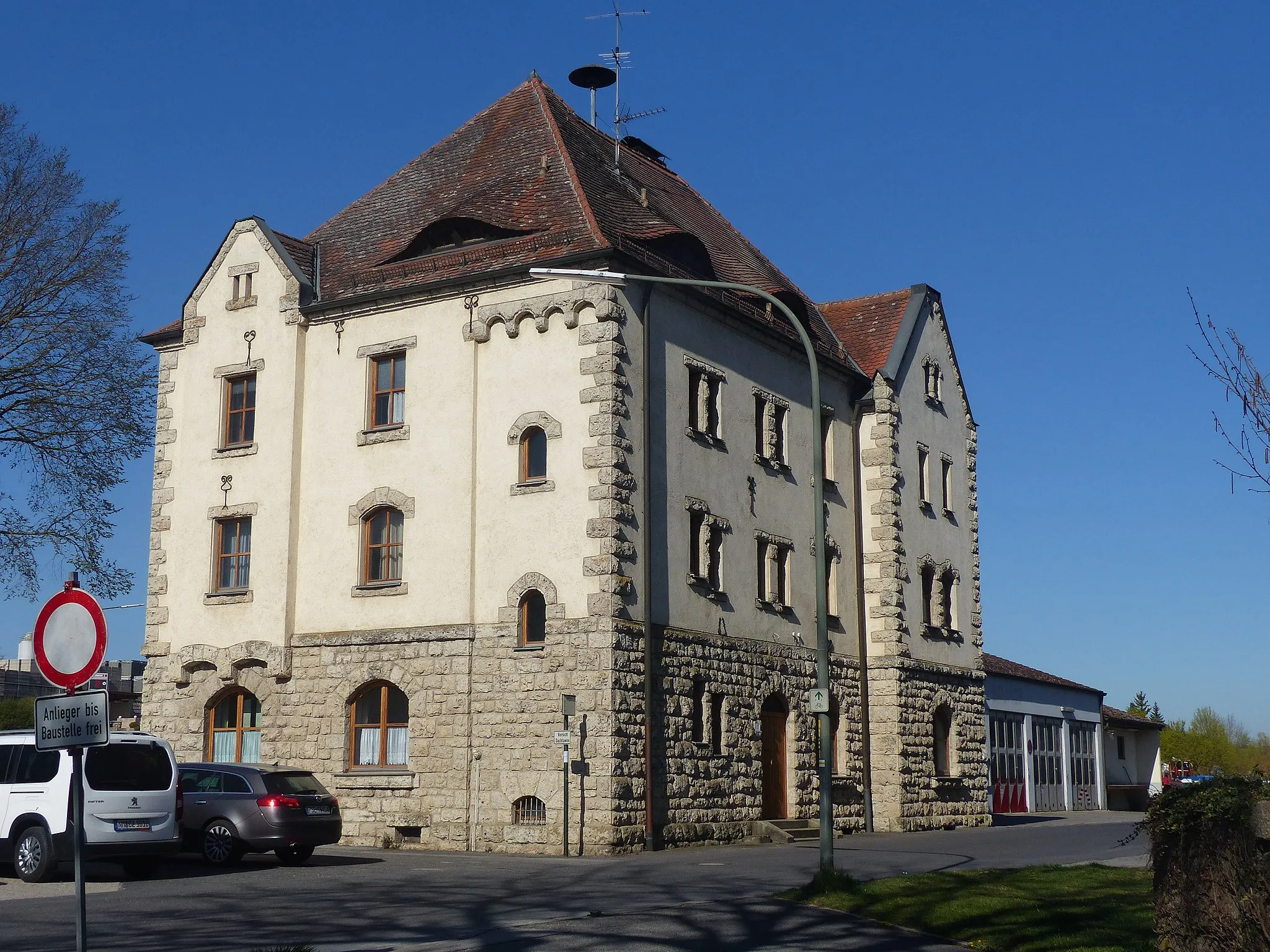 Photo showing: The station building of the former railway station Lauterhofen in the market municipality of Lauterhofen.
