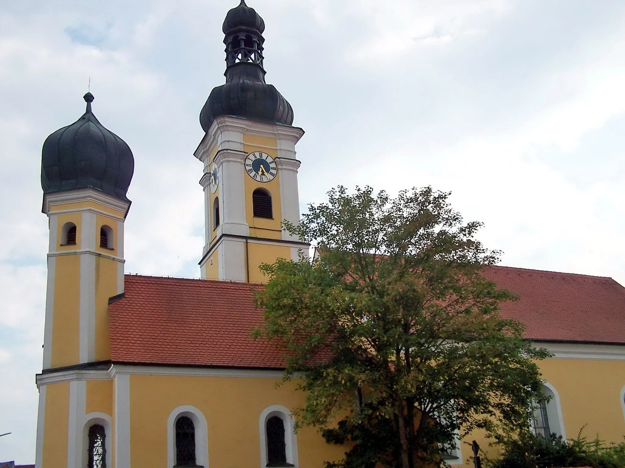 Photo showing: Mintraching. Katholische Pfarrkirche St. Mauritius, Saalbau mit eingezogenem Chor, letztes Drittel 17. Jahrhundert, Turm Mitte 18. Jh; katholische Nebenkirche St. Leonhard,