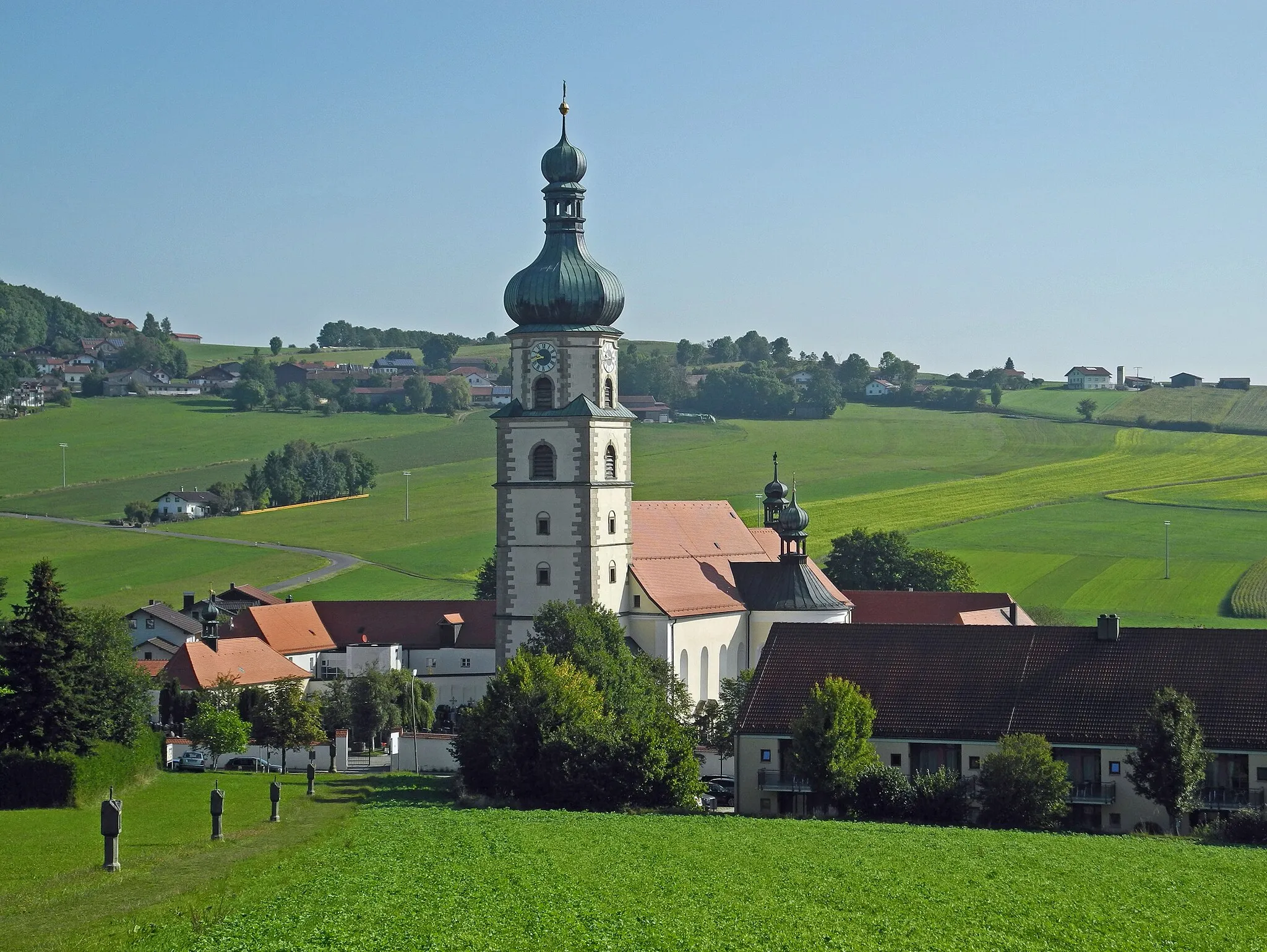 Photo showing: Blick von der Annenkapelle auf die katholische Wallfahrts- und Pfarrkirche Mariä Geburt in Neukirchen beim Heiligen Blut in der Oberpfalz
