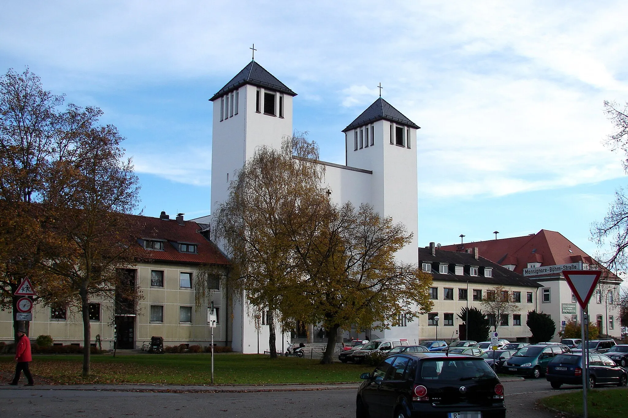 Photo showing: St.-Michaels-Platz mit Kath. Pfarrkirche St. Michael