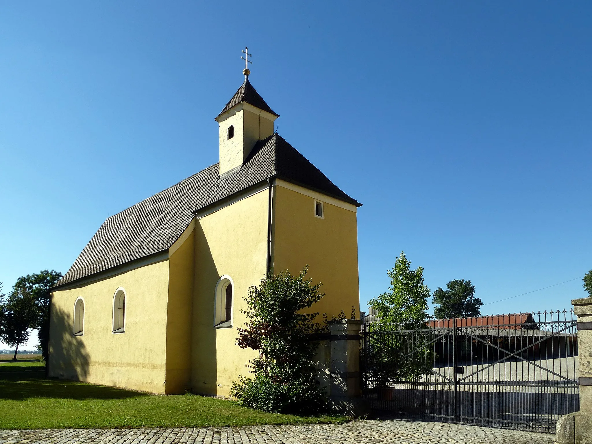 Photo showing: Kath. Kirche St. Peter, Gut Lerchenfeld, Neutraubling