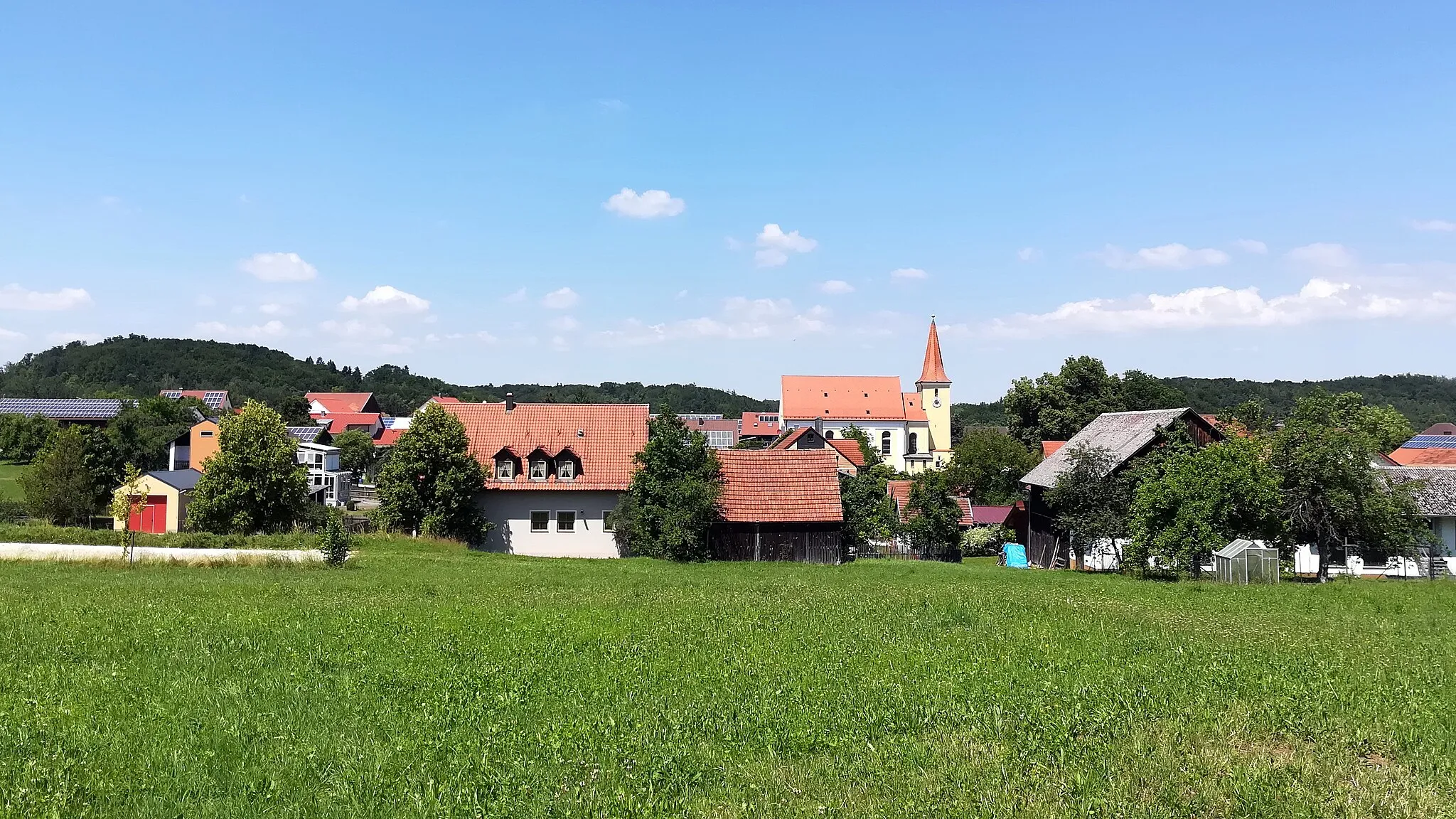 Photo showing: Die Pfarrkirche St. Katharina liegt im Markt Nittendorf.