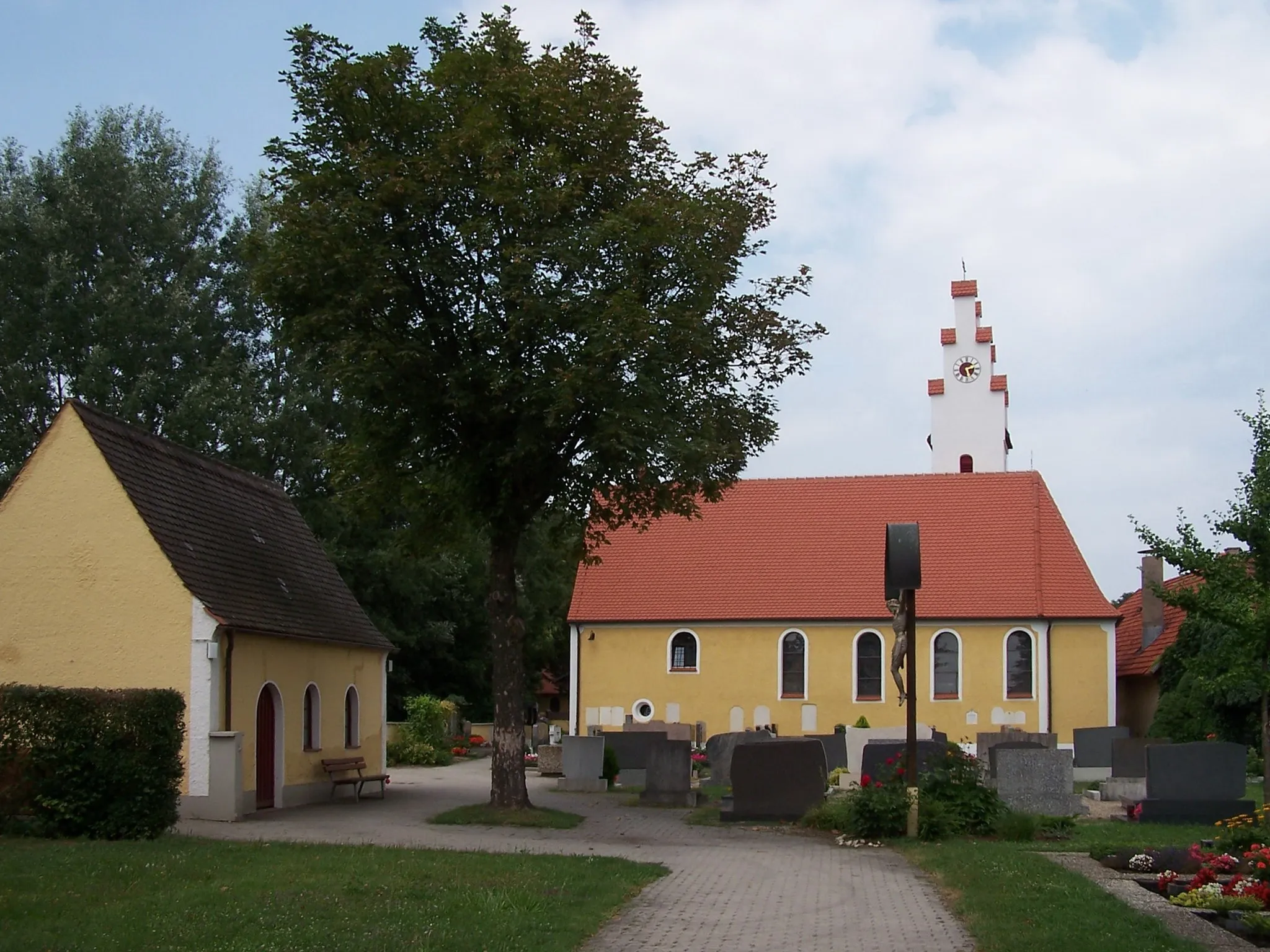 Photo showing: Obertraubling, Niedertaubling, Schloßstraße 6. Katholische Filialkirche St. Peter, Saalbau mit abgewalmtem Satteldach und Flankenturm mit Treppengiebel, im Kern 12. Jahrhundert, Chor spätgotisch, Umbau bez. 1533.