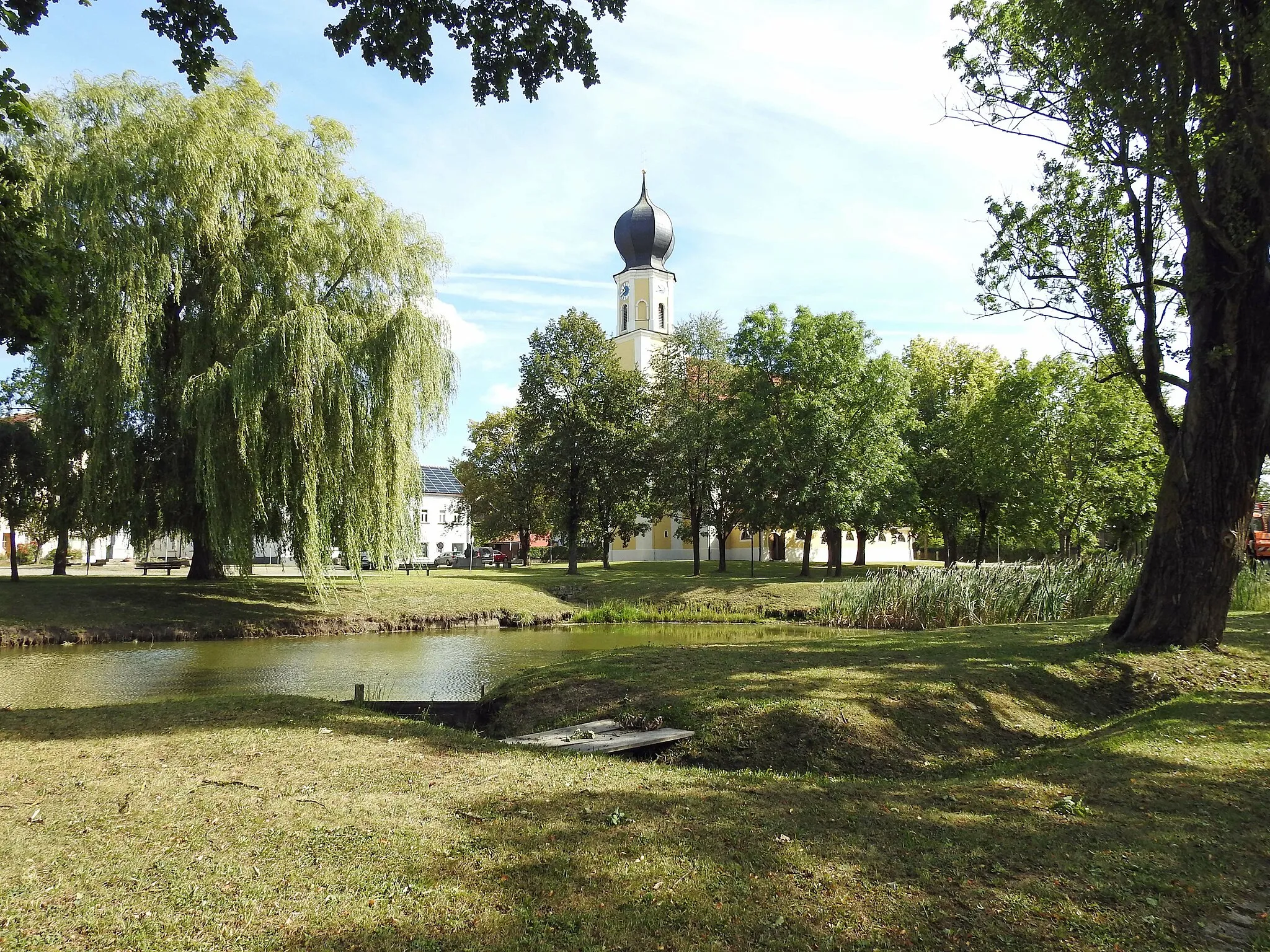 Photo showing: Dorfteich mit Pfarrkirche St. Andreas in Pemfling