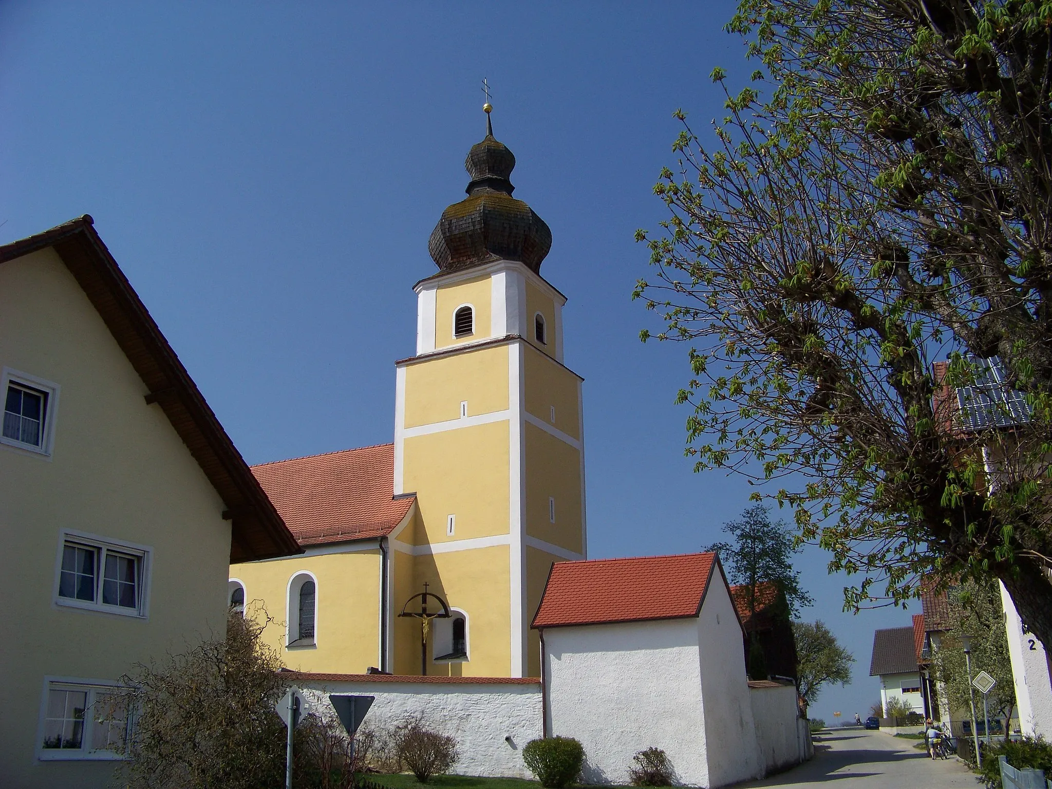 Photo showing: Rogging. Katholische Filialkirche St. Johannes Ev. und St. Johannes Bapt., Saalkirche mit Satteldach, Chorturm und Zwiebelhaube und Vorzeichen, romanisch, um 1700 umgestaltet; mit Ausstattung; Friedhofsmauer, Bruchstein, wohl 17./18. Jahrhundert