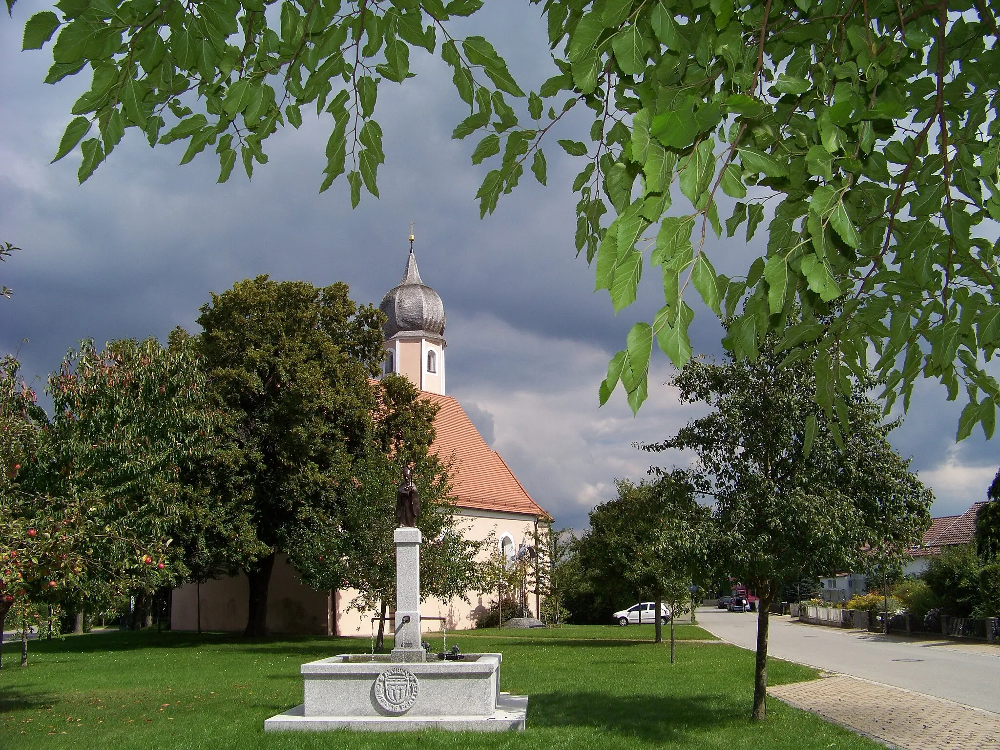 Photo showing: Pfatter. Katholische Nebenkirche St. Nikolaus, Saalbau mit eingezogenem Chor, Flankenturm mit Zwiebelhaube und Putzgliederungen, um 1600; mit Ausstattung.