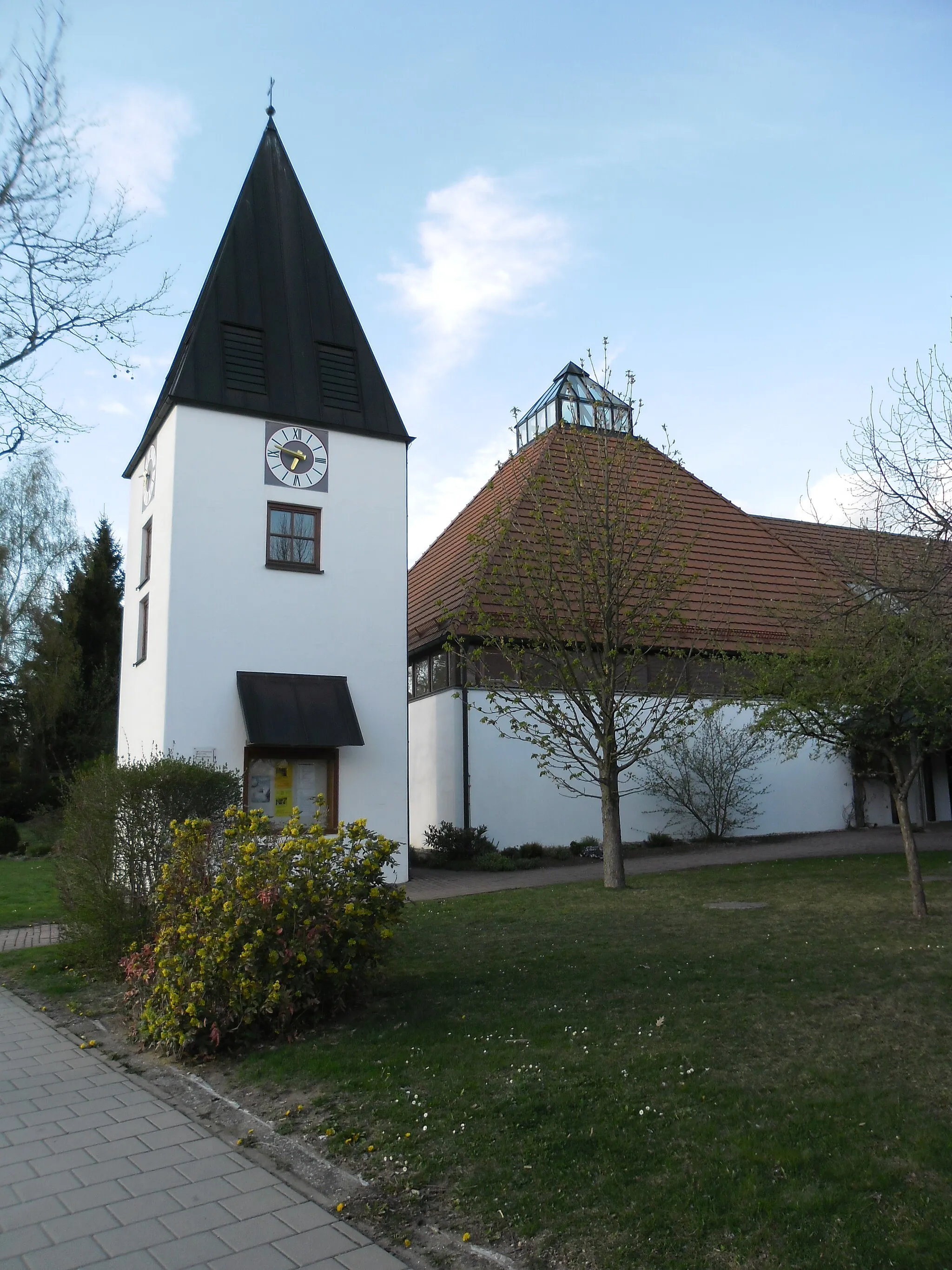 Photo showing: Die Martin-Luther-Kirche in der Dürerstraße 4 in Postbauer-Heng wurde am 19.12.1998 und ihr Turm mit vier Glocken am 04.05.2003 eingeweiht.